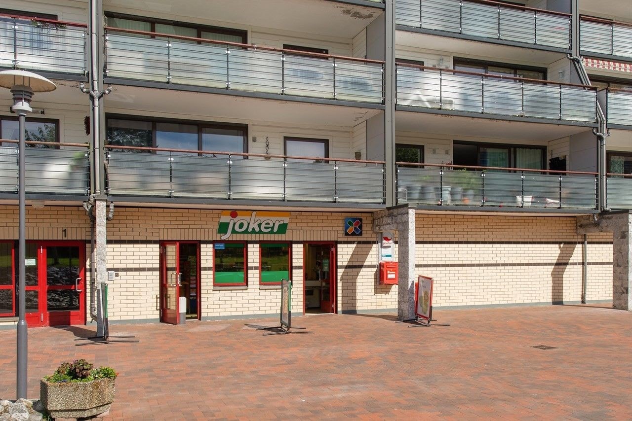 - Nærbutikken Joker ligger bare noen få minutters gange unna leiligheten - Galleribilde
