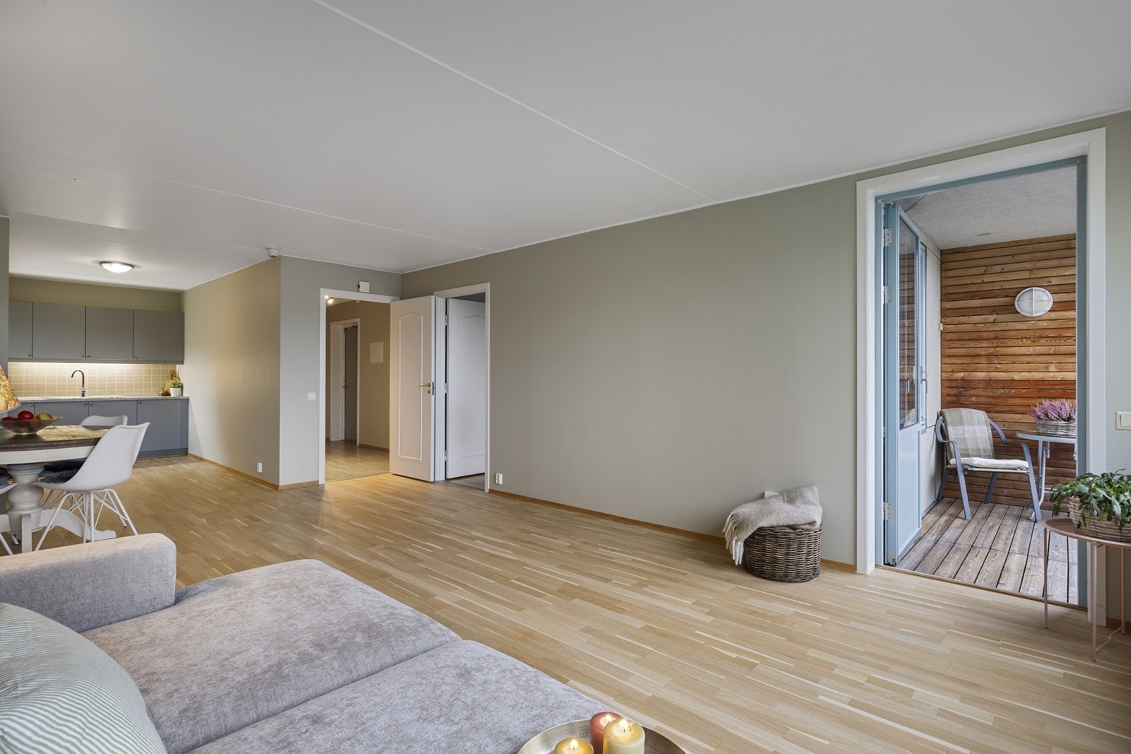 En glassdør fører ut til balkongen som har fin utsikt over fellesområdene. Galleribilde