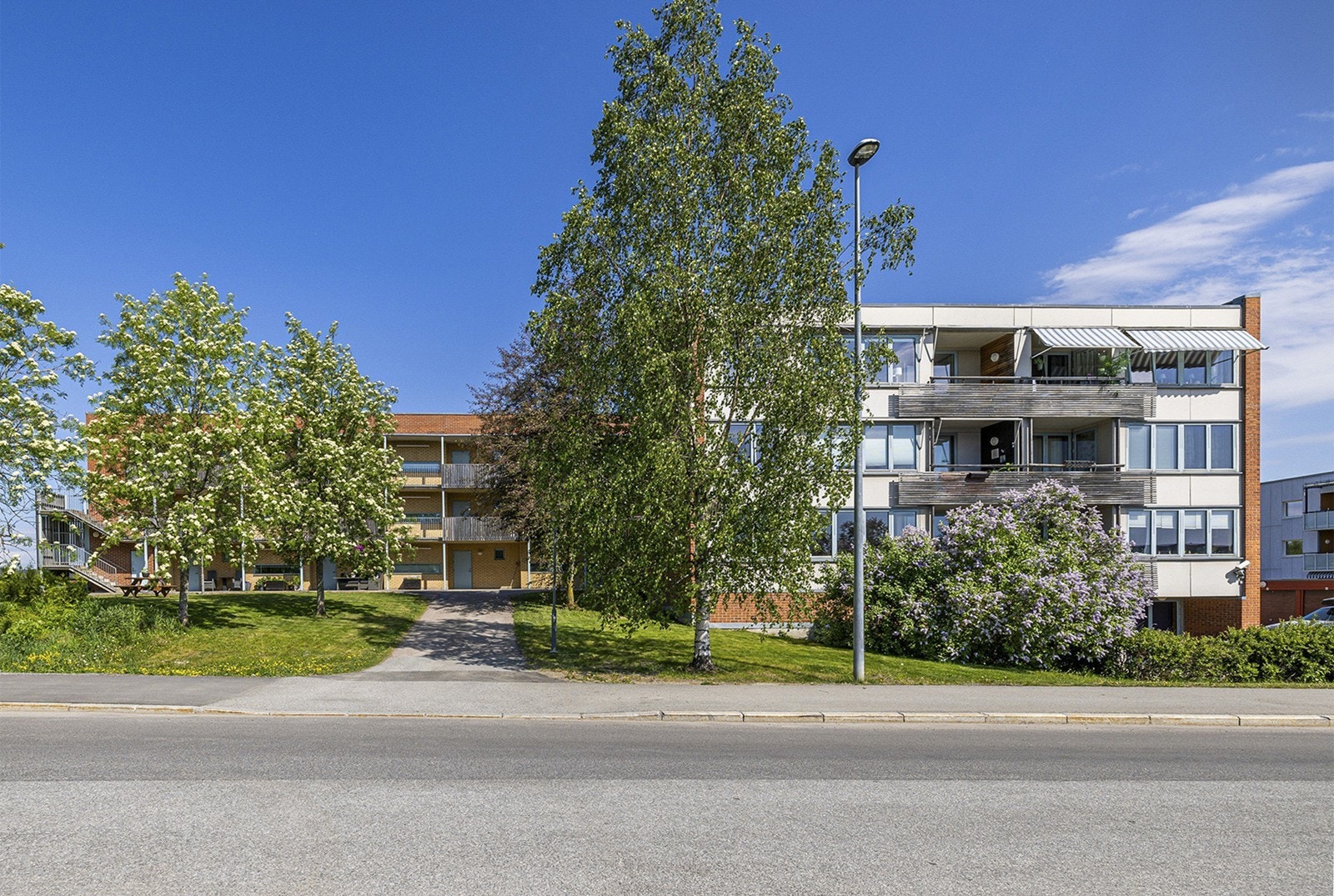 Beliggenheten er barnevennlig med kort vei til barnehager og skoler, i tillegg til at området er fri for gjennomgangstrafikk, og er rolig. Galleribilde