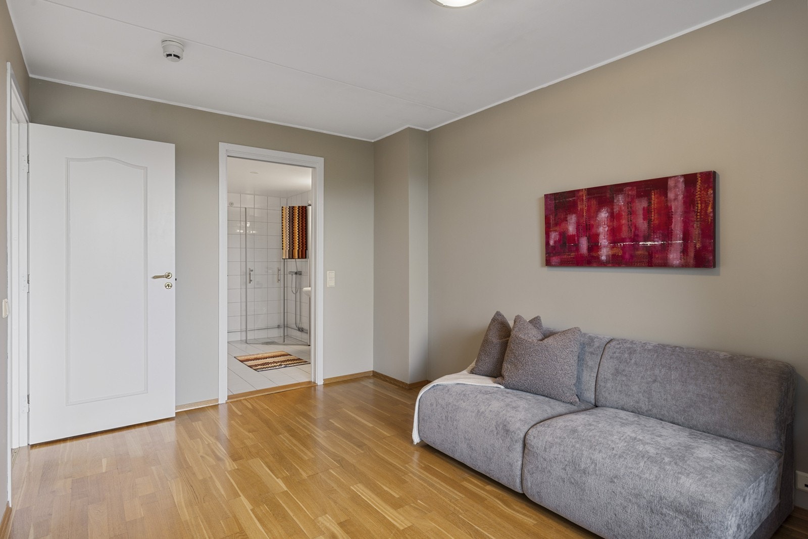 Soverom 1 - Hovedsoverommet ligger i tilknytning til badet, og har plass til dobbeltseng med tilhørende nattbord og ønsket garderobeløsning. Galleribilde
