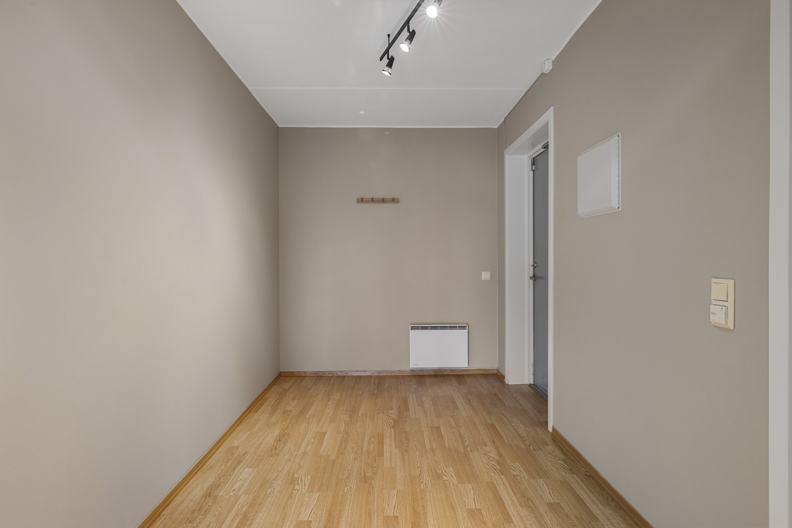 Det er ytterligere oppbevaringsplass i et innebygd garderobeskap. Galleribilde