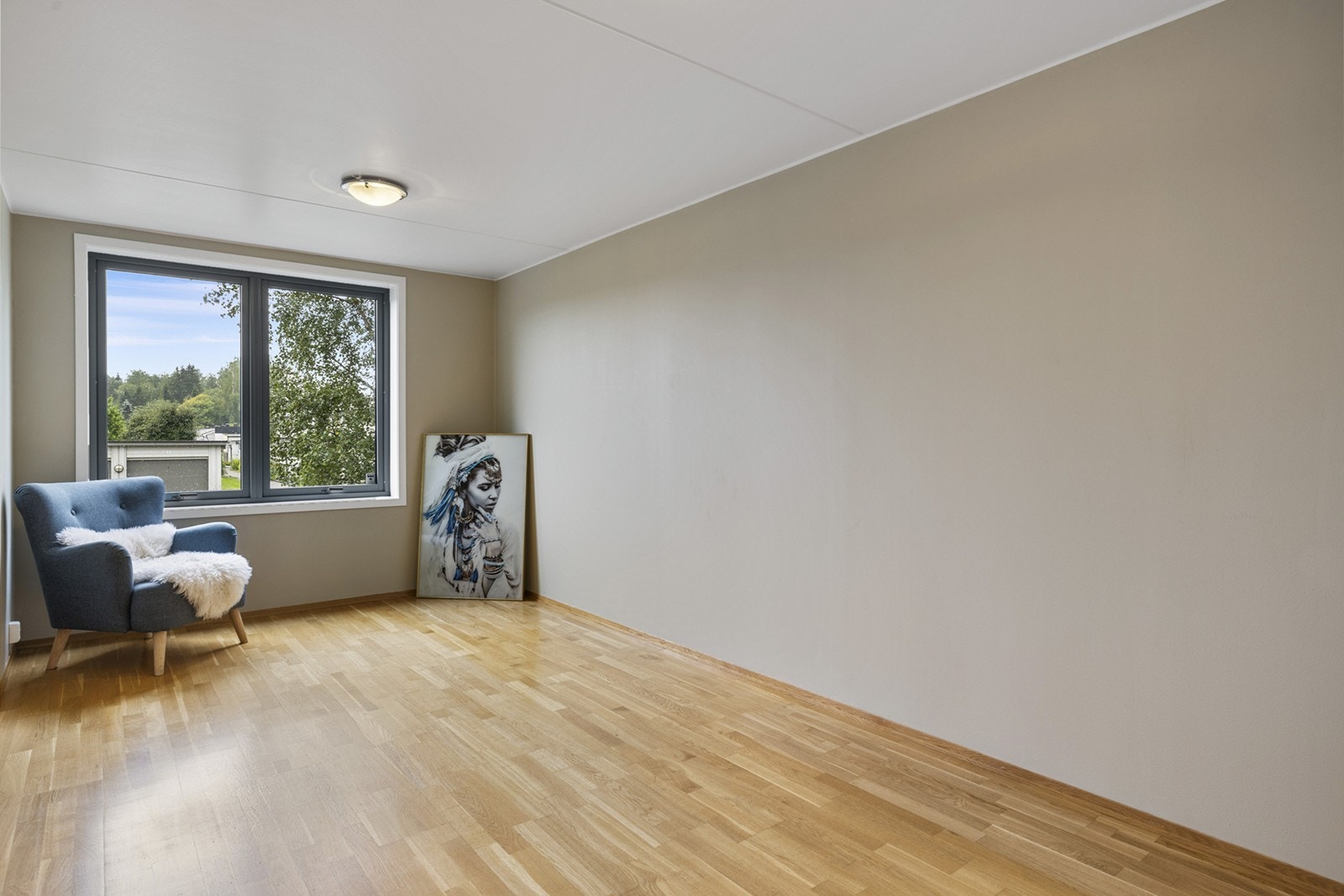 Soverom 2 - Begge soverom har parkettgulv, mens veggflater er malt i lun beigetone. Galleribilde