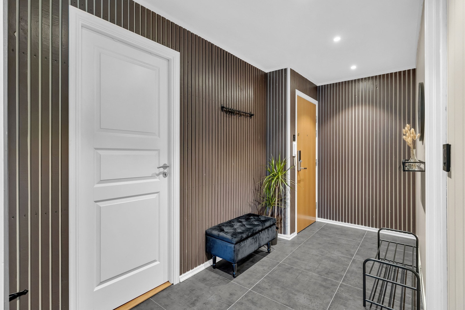 Innbydene entrè med flislagte gulv og Yale Doorman med kodelås Galleribilde