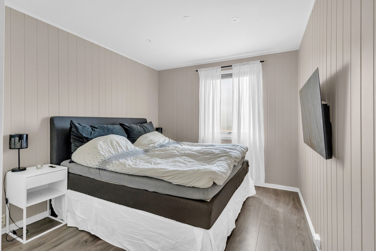 Soverom 1 med garderobeskap Galleribilde