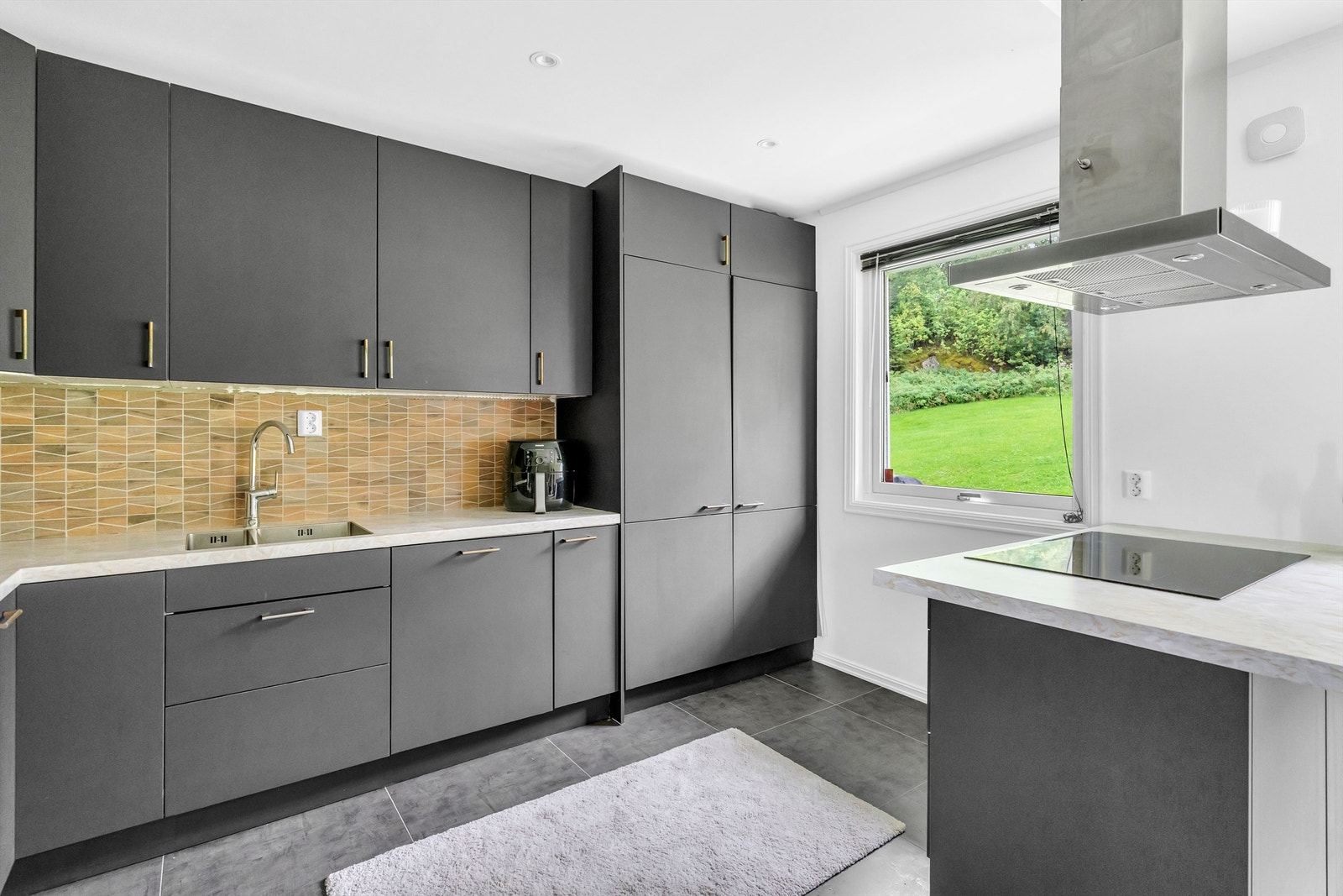 Kjøkkenet er pusset opp i 2017 og senere malt fronter i 2023 Galleribilde