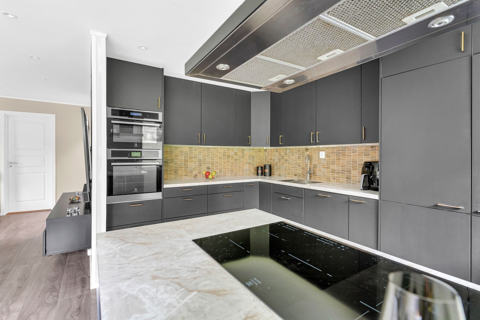 Moderne kjøkken i elegant utførelse Galleribilde