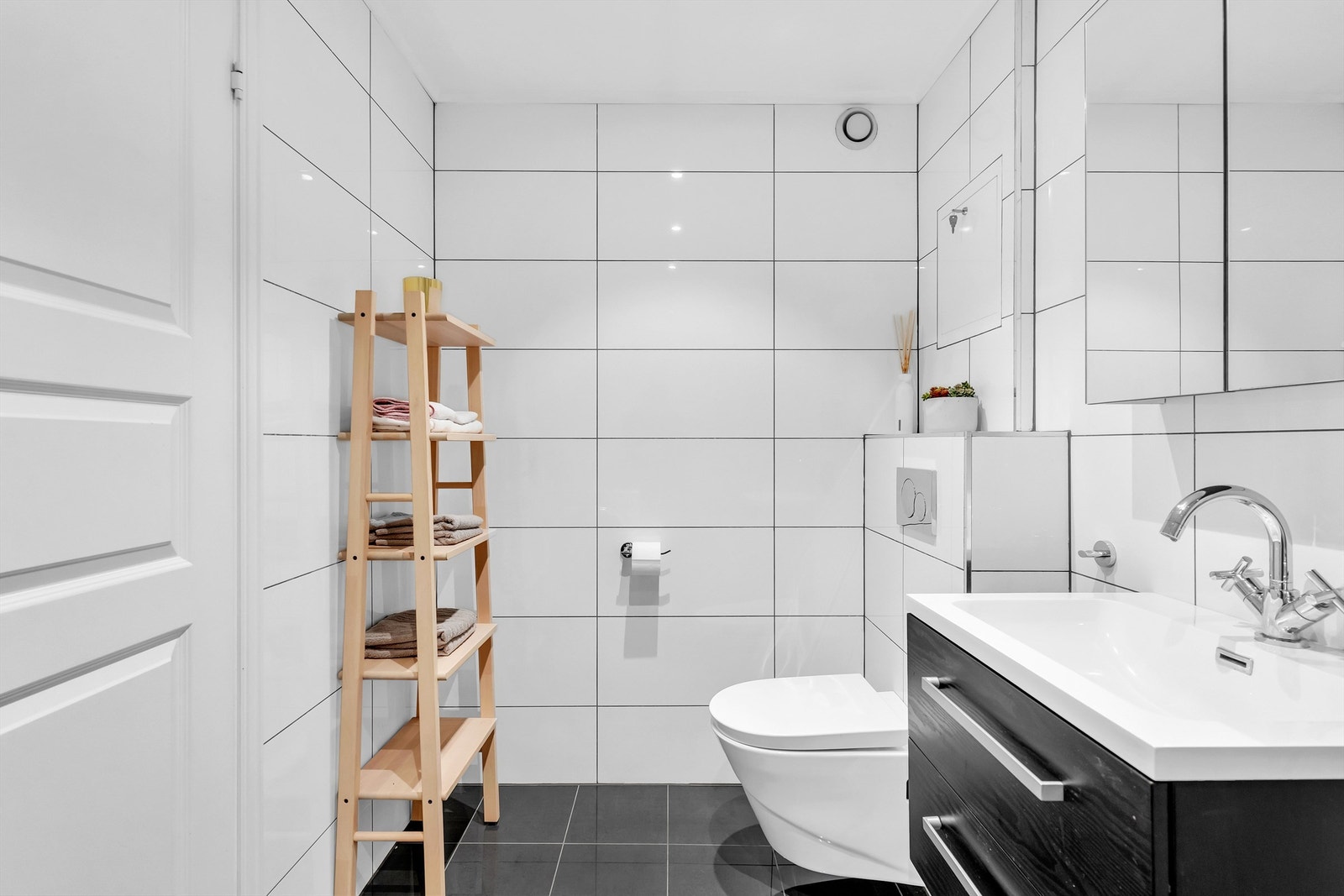 Badet er pusset opp i 2017 og har varmekabler i gulv Galleribilde