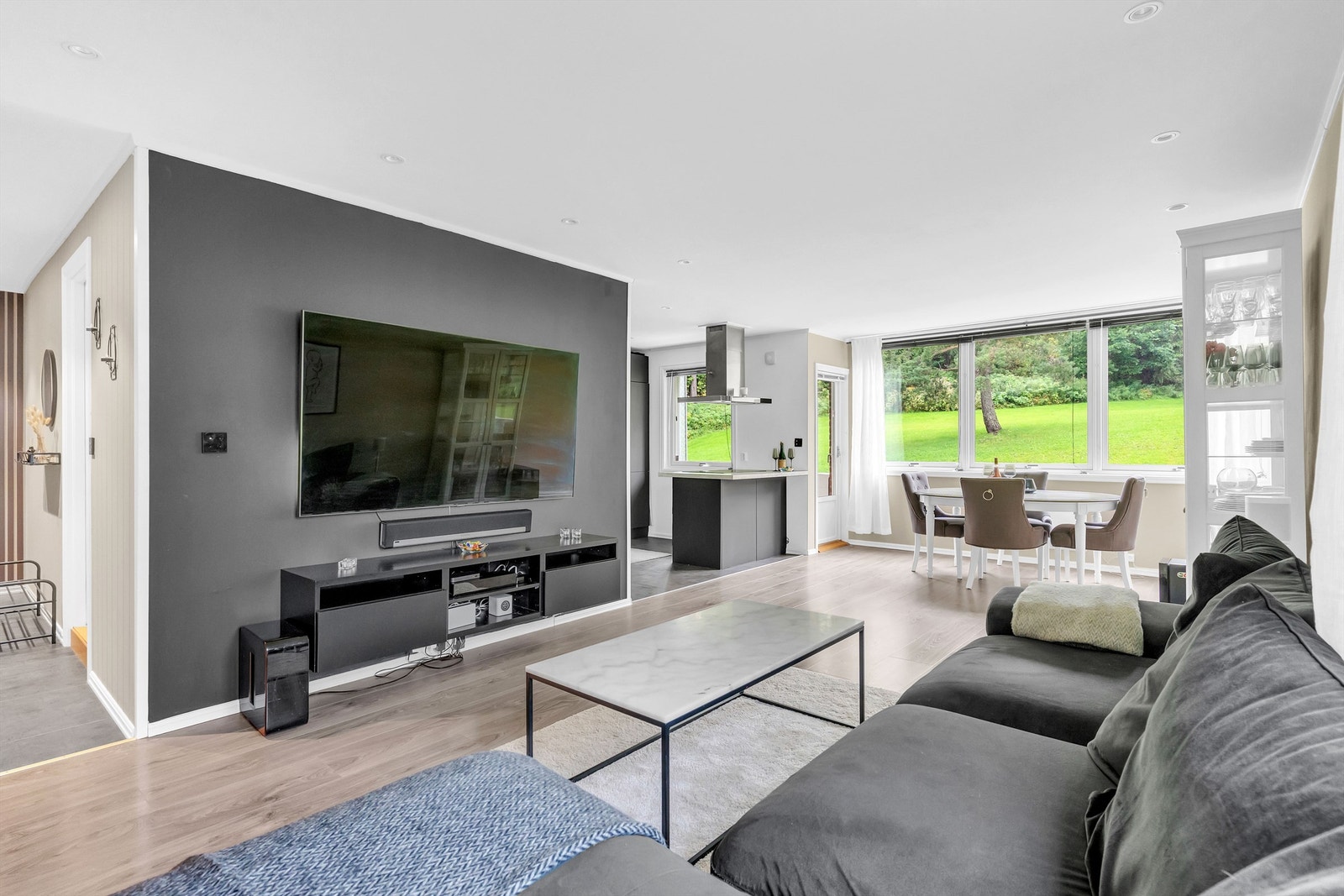 Lekker leilighet med åpen stue- og kjøkkenløsning Galleribilde