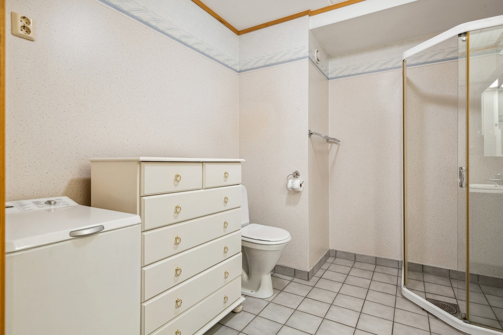 Av utstyr er det dusjhjørne, toalett, opplegg til vaskemaskin og servant. Galleribilde