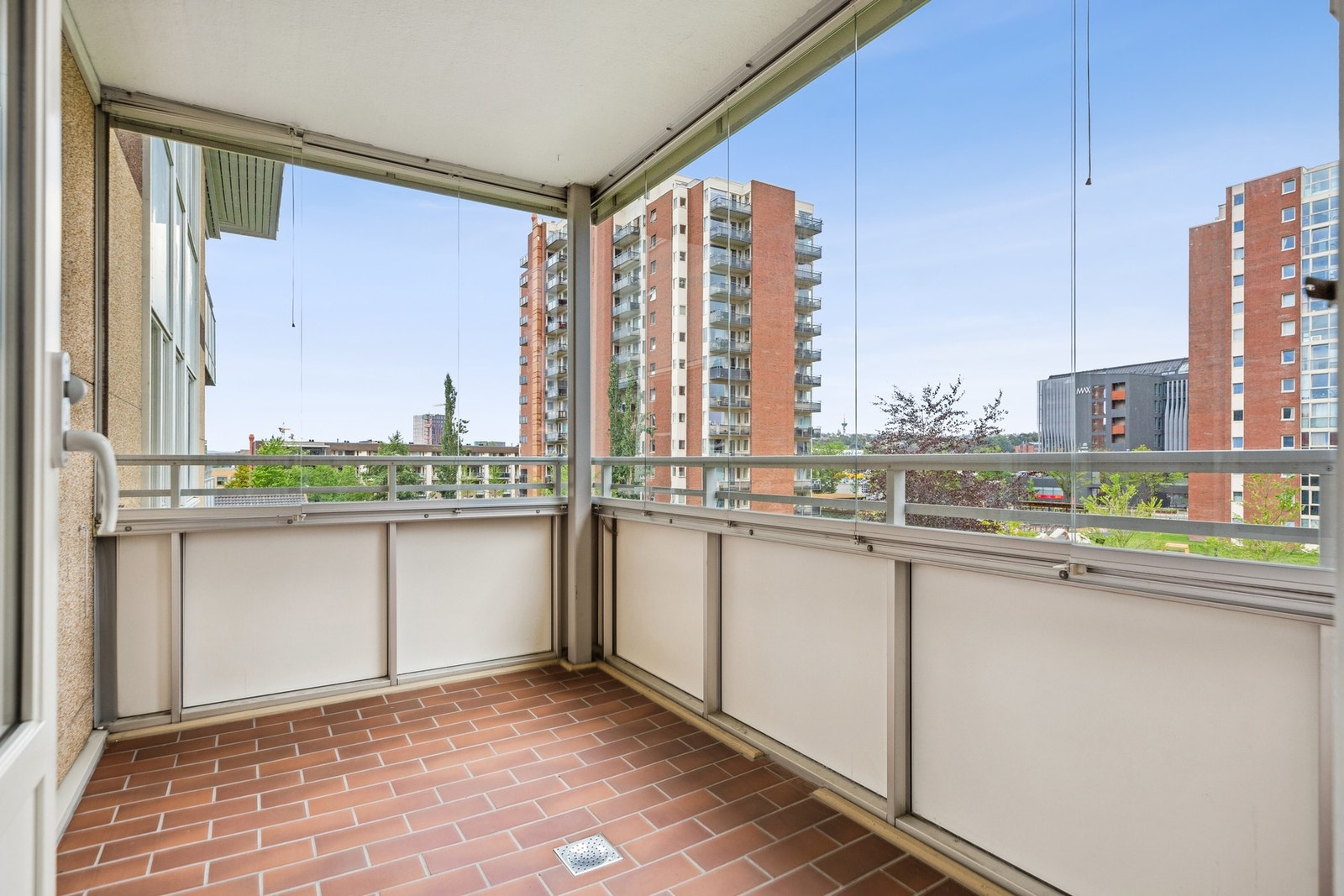 Innglasset balkong som fungerer som en forlengelse av stuen. Galleribilde