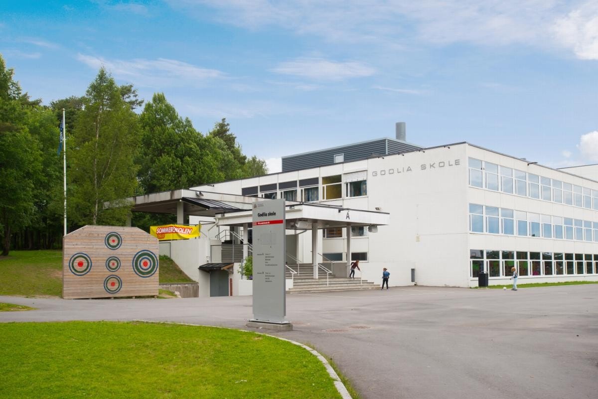 Leiligheten sokner til populære Godlia skole. Kan gå "skogsvei" fra leiligheten til skolen. Trenger ikke krysse noen veier. Galleribilde