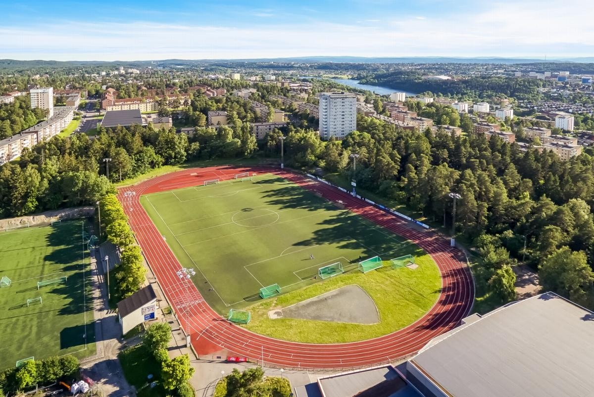 Bilde fra Oppsal arena mot borettslaget og Østensjøvannet. Galleribilde