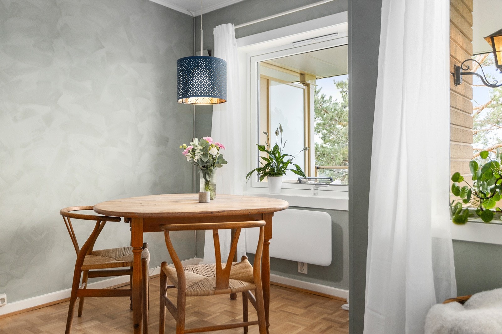 Flere møbleringsmuligheter ved vinduet, med plass til bla. spisebord mot flott utsikt. Galleribilde