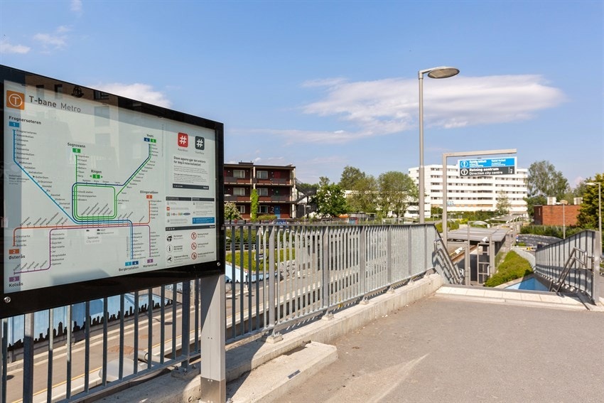 Det er kort vei til off.komm. Enten buss i Hellerudveien, eller T-bane på Godlia. Galleribilde