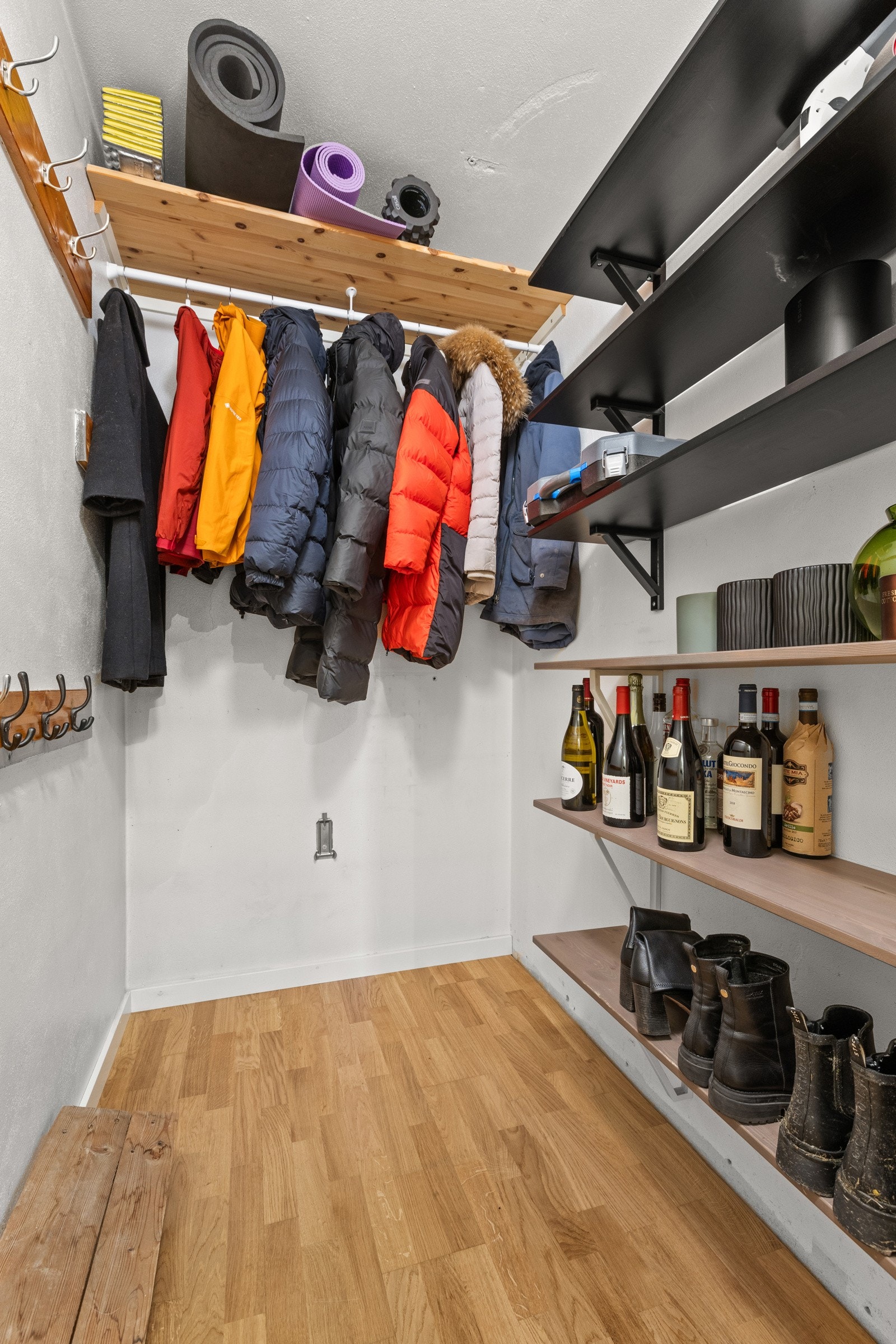 Med direkte tilgang til innvendig bod fra entré, har du god plass til oppheng og oppbevaring av sko, yttertøy og annet utstyr. Galleribilde