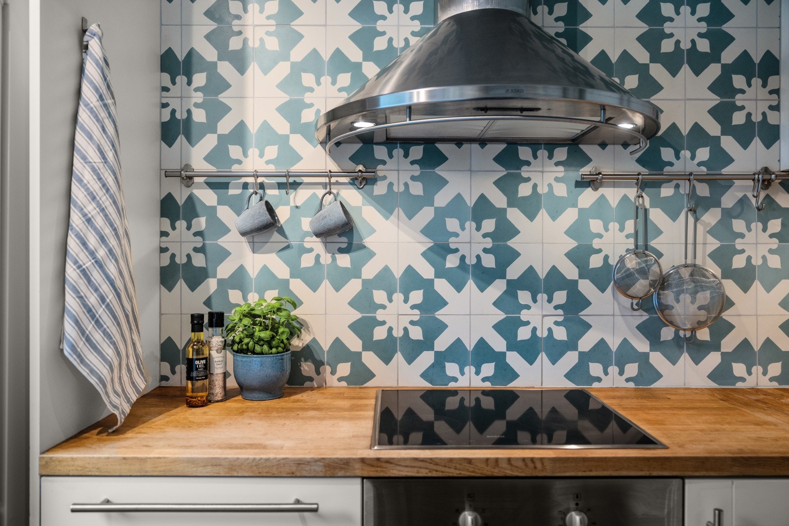 Stilfulle og moderne fliser over benkeskap Galleribilde