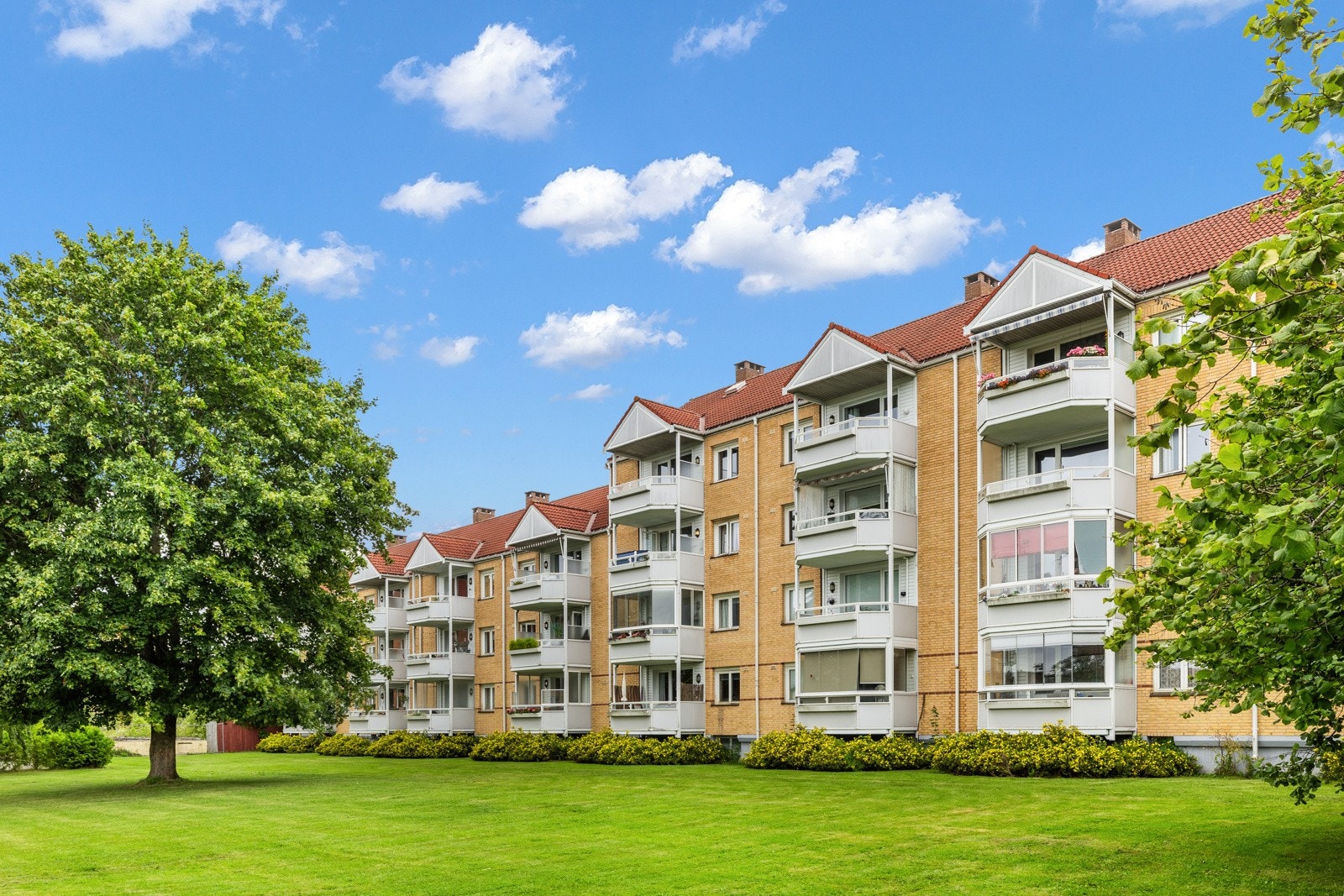 Leiligheten ligger i et veletablert og godt boligområde, med meget barnevennlig og rolig beliggenhet med store grøntarealer, lekeplass, og fotballbane/skøyteis. Galleribilde