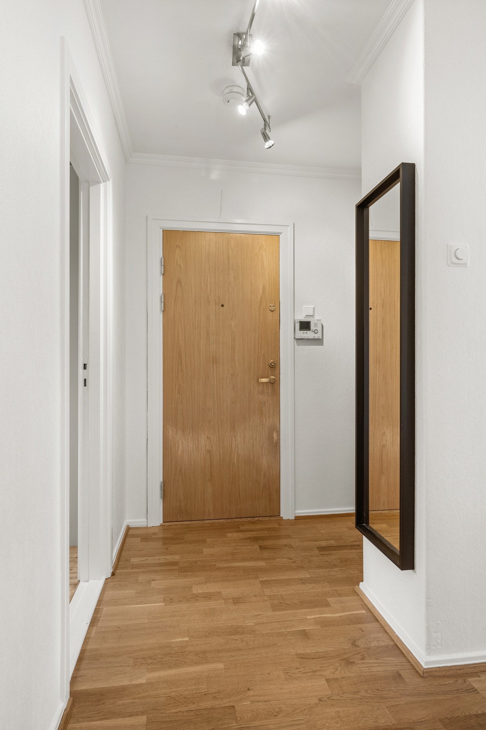 Boligen har en romslig og innbydende éntre Galleribilde