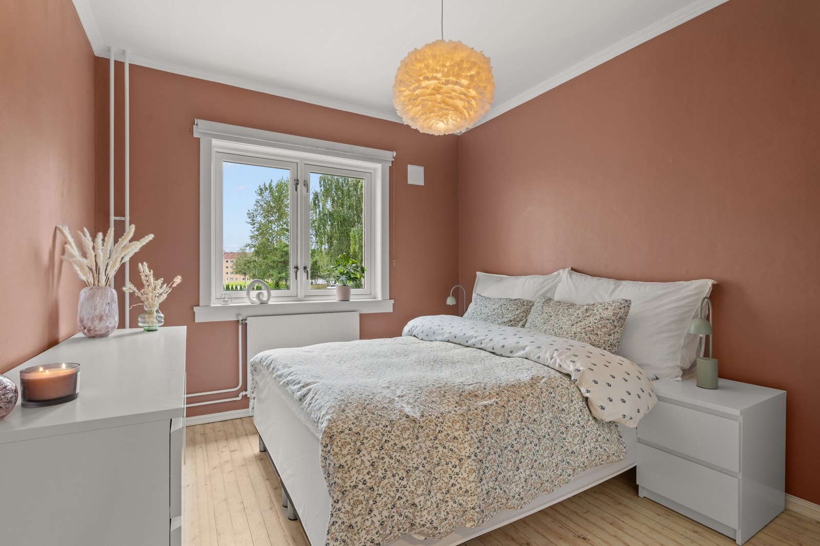 Leiligheten har et romslig soverom, med fin og skjermet beliggenhet mot borettslagets fellesarealer Galleribilde