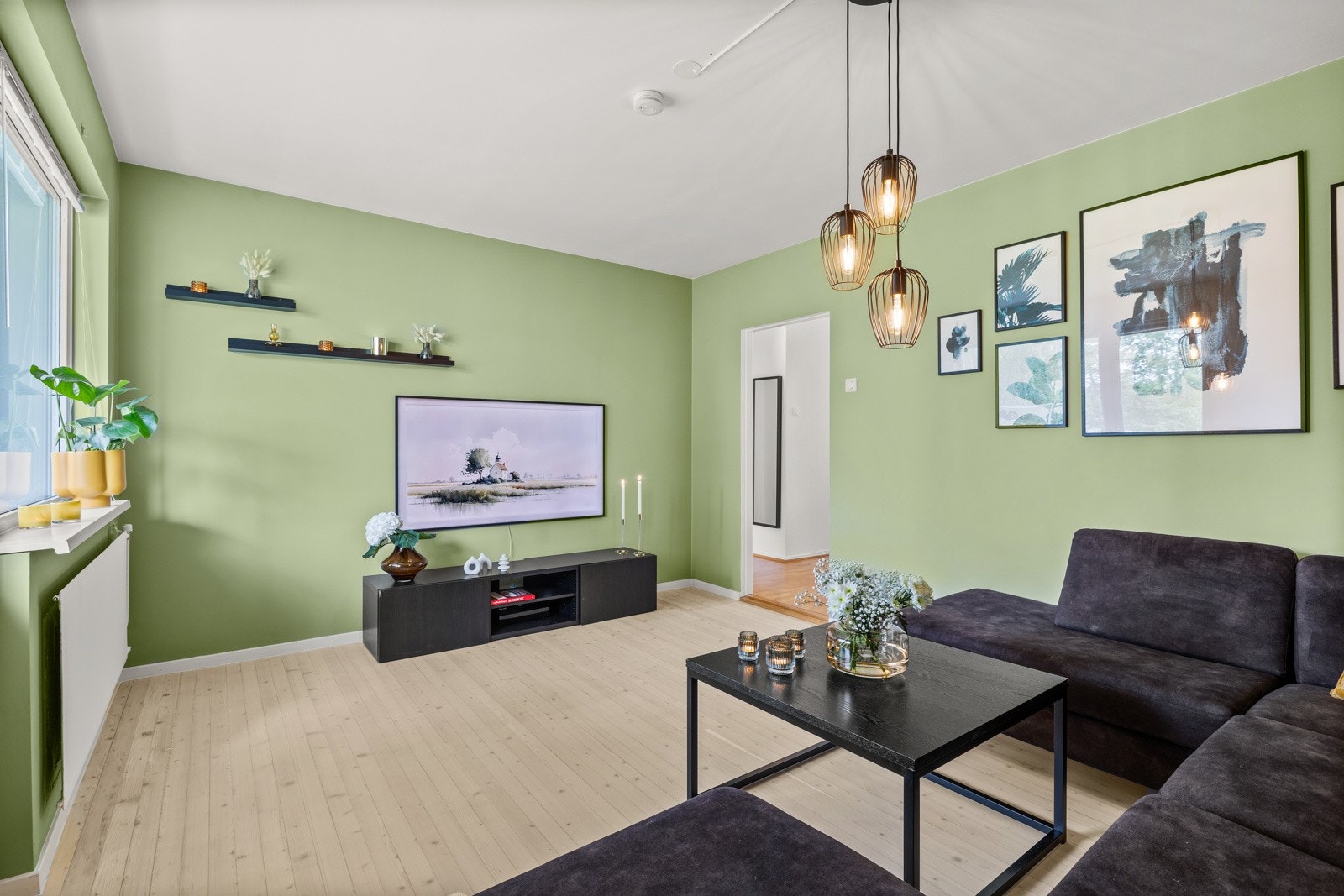 Leiligheten har romslig stue med god plass til sofainnredning og annet stuemøblement. Galleribilde