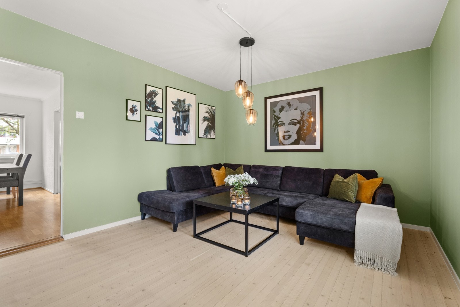 Romslig og innholdsrik 2,5-roms leilighet, med god standard på overflater, innredning og utstyr. Galleribilde