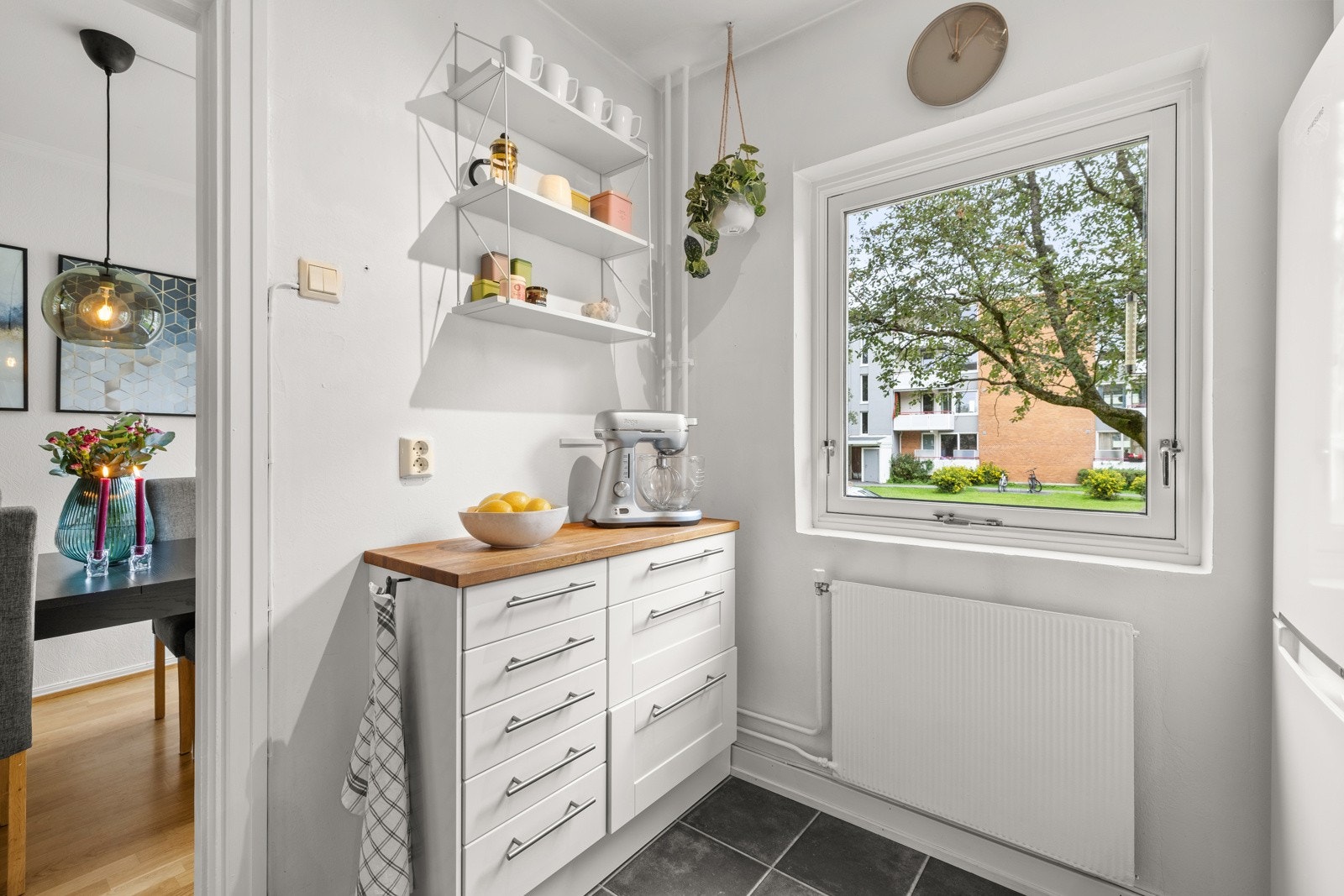 Med god skapplass og benkeplass, gir kjøkkenet deg et fint og praktisk areal for matlaging Galleribilde