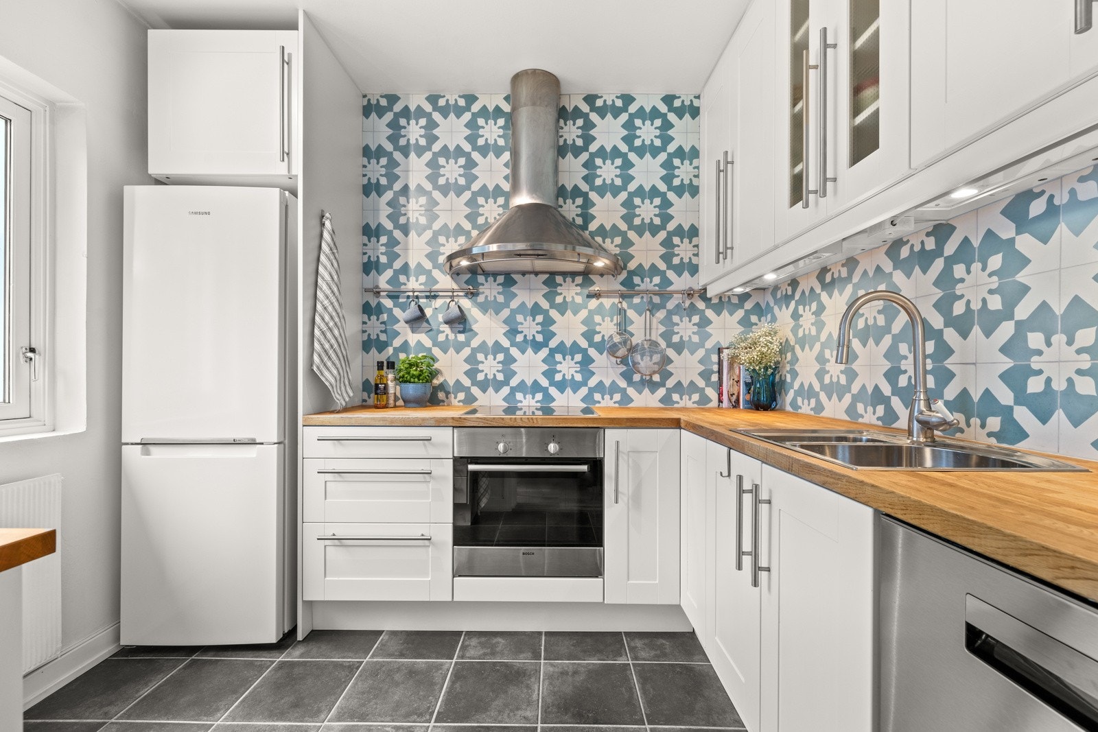 Leiligheten har et romslig og moderne kjøkken, med innredning fra IKEA Galleribilde