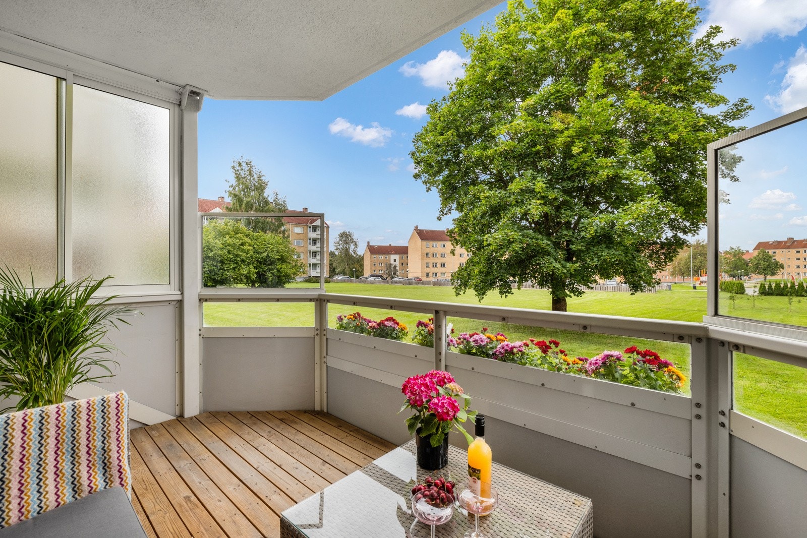 Med adkomst fra stue, utgjør balkongen en fin og naturlig forlengelse av boarealet på godværsdager Galleribilde