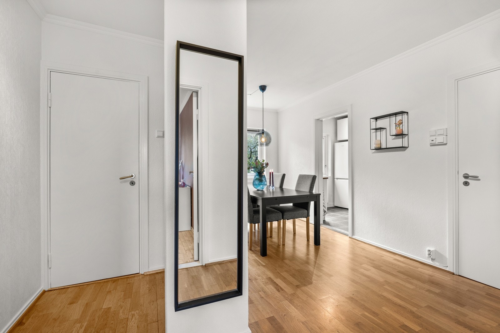 Vegger i éntre/spisestue malt i 2024 Galleribilde