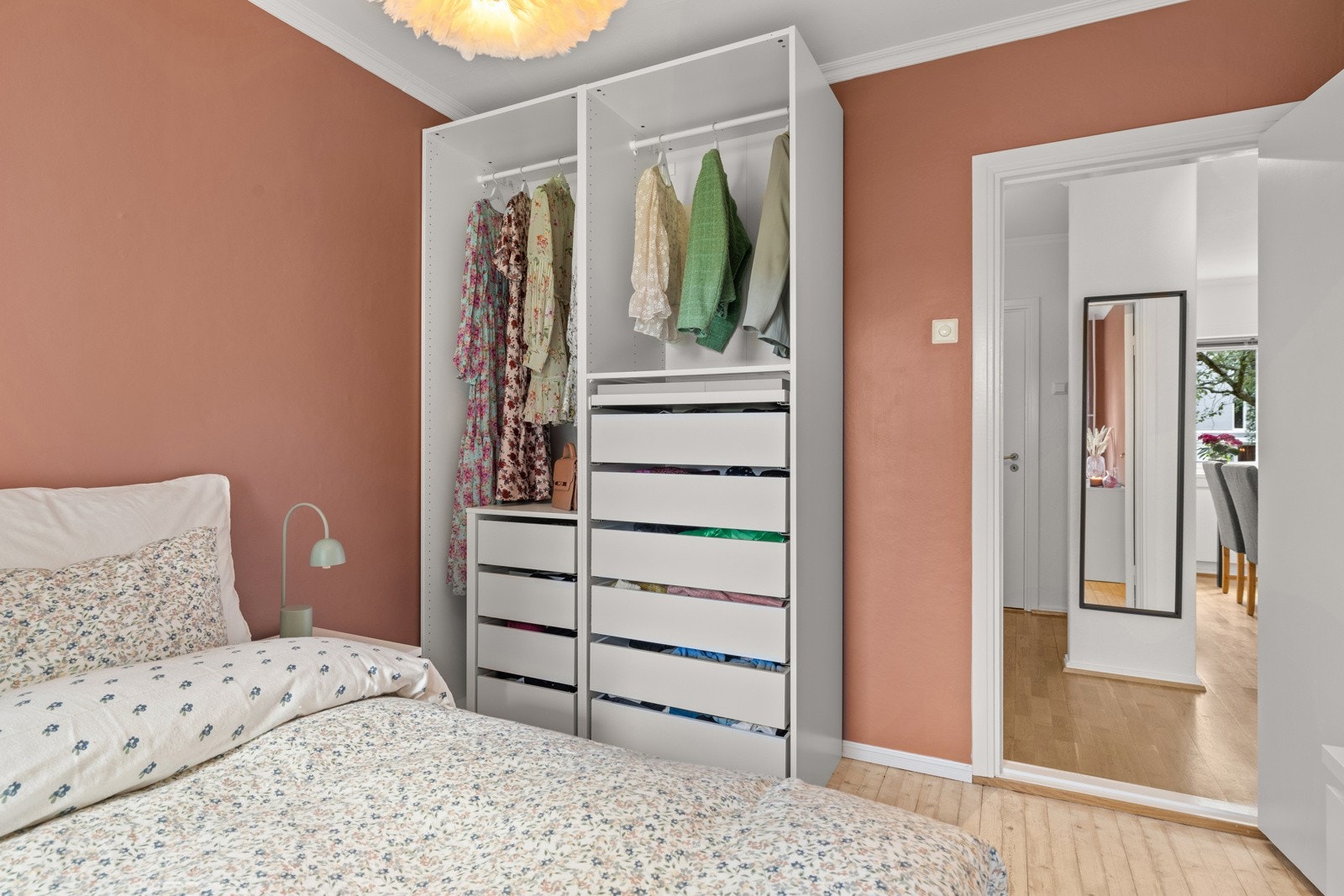 Soverommets romslige karakter gir god plass til en komfortabel dobbeltseng, nattbord og garderobeløsninger. Galleribilde
