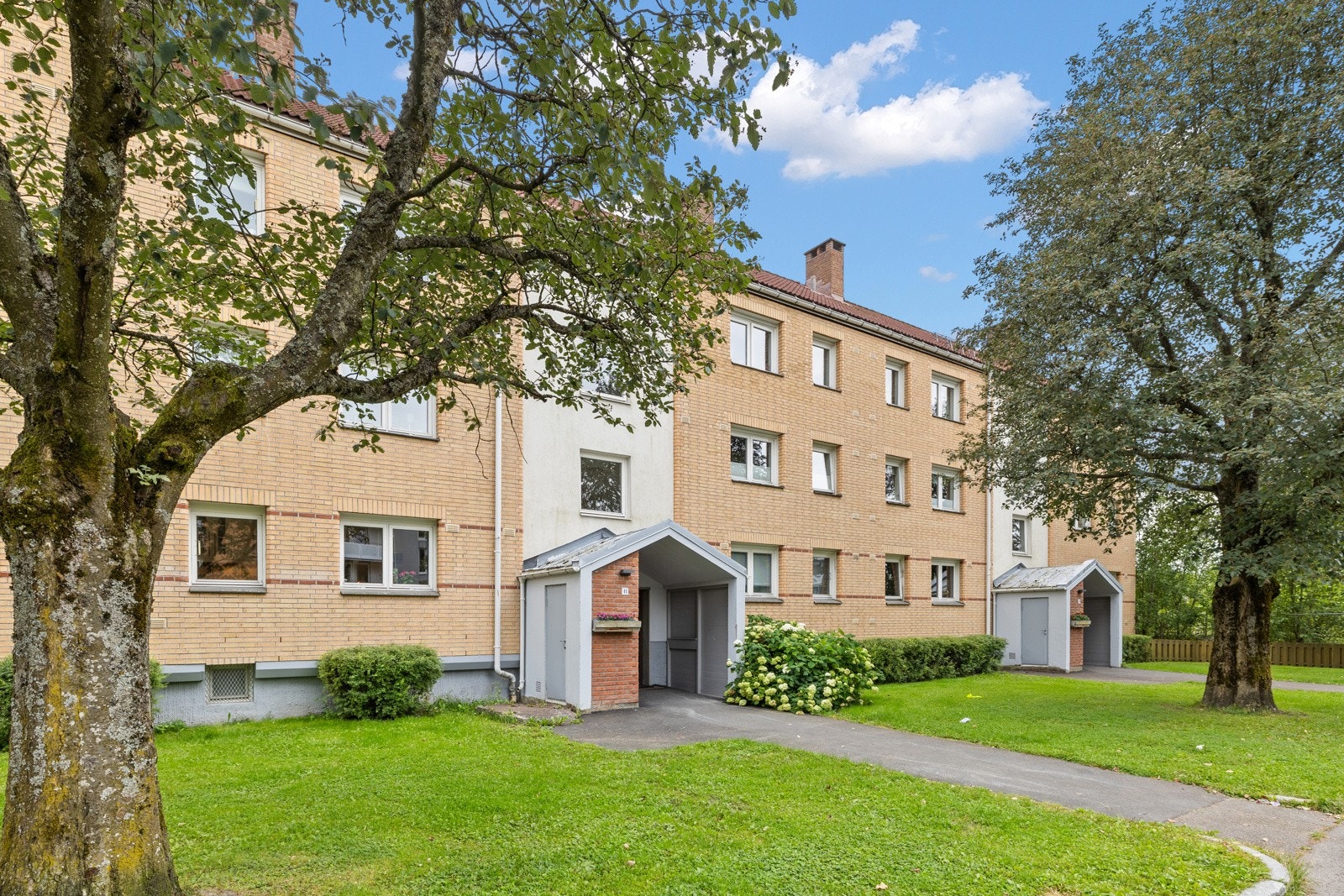 Borettslagets tomt er pent opparbeidet med store plen- og grøntområder mellom blokkene, beplantning, prydbusker og trær, sittegrupper og lekeområder, samt asfaltert adkomst, internveier og parkeringsareal. Galleribilde