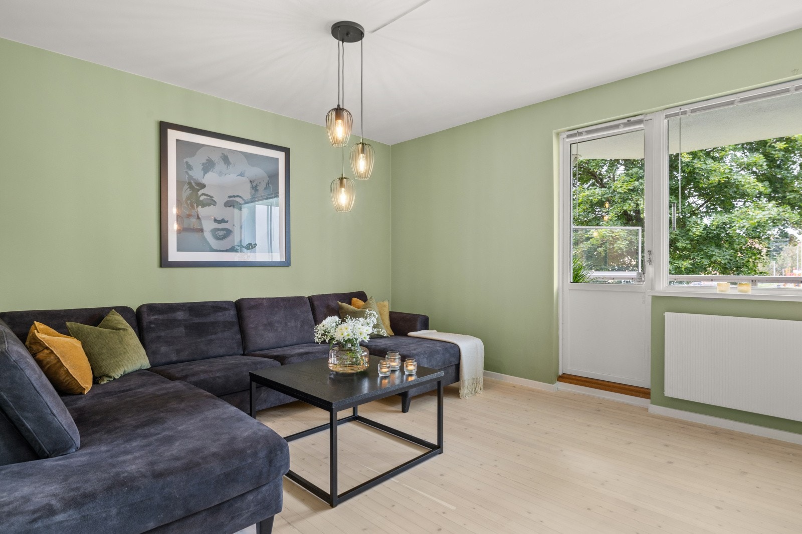 Store vindusflater, samt utgang til balkong gir leiligheten godt med lysinnslipp og meget god romfølelse. Galleribilde