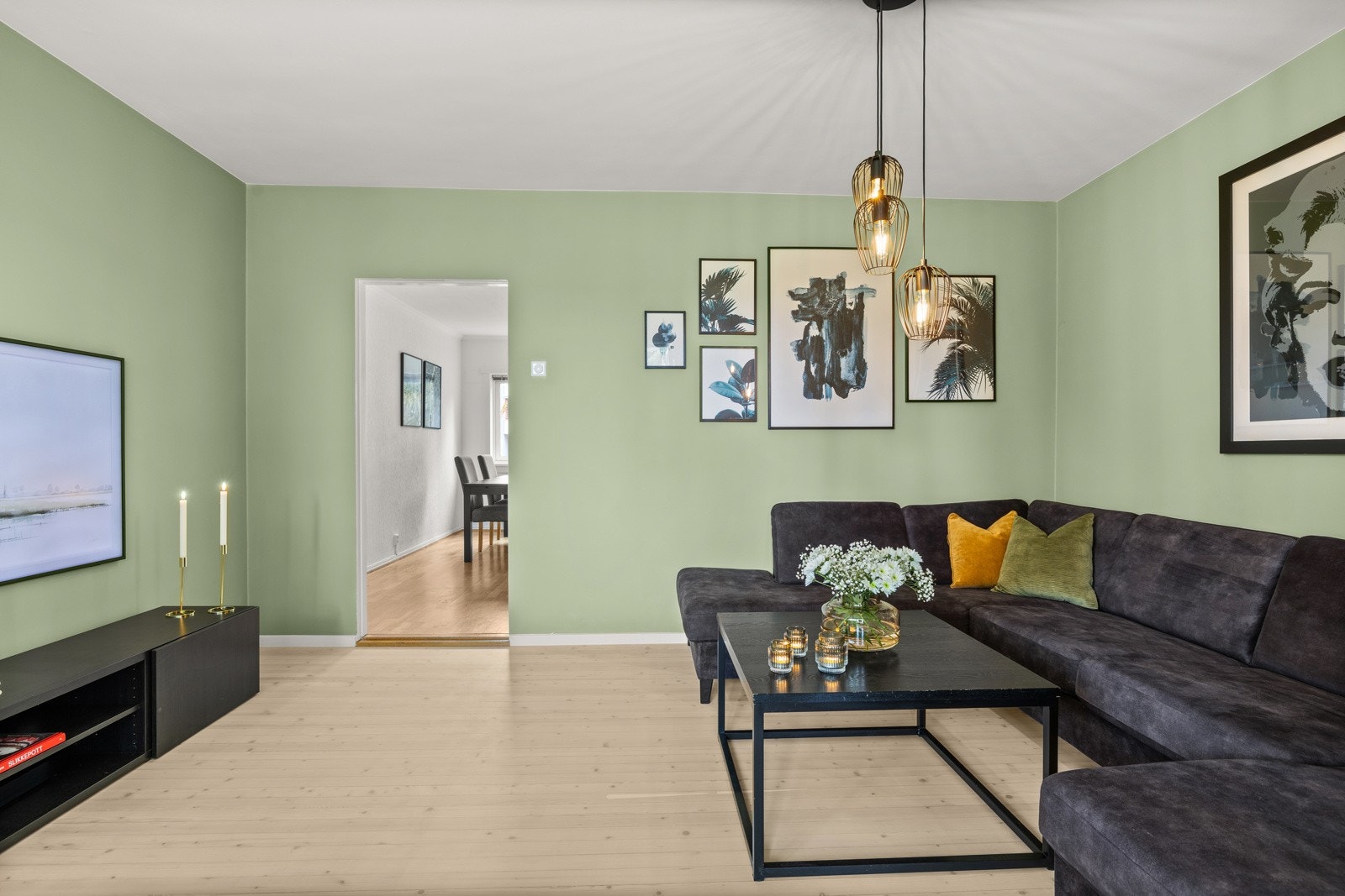 Stuens gulvflater ble i 2024 slipt og lakkert med 3 strøk Galleribilde