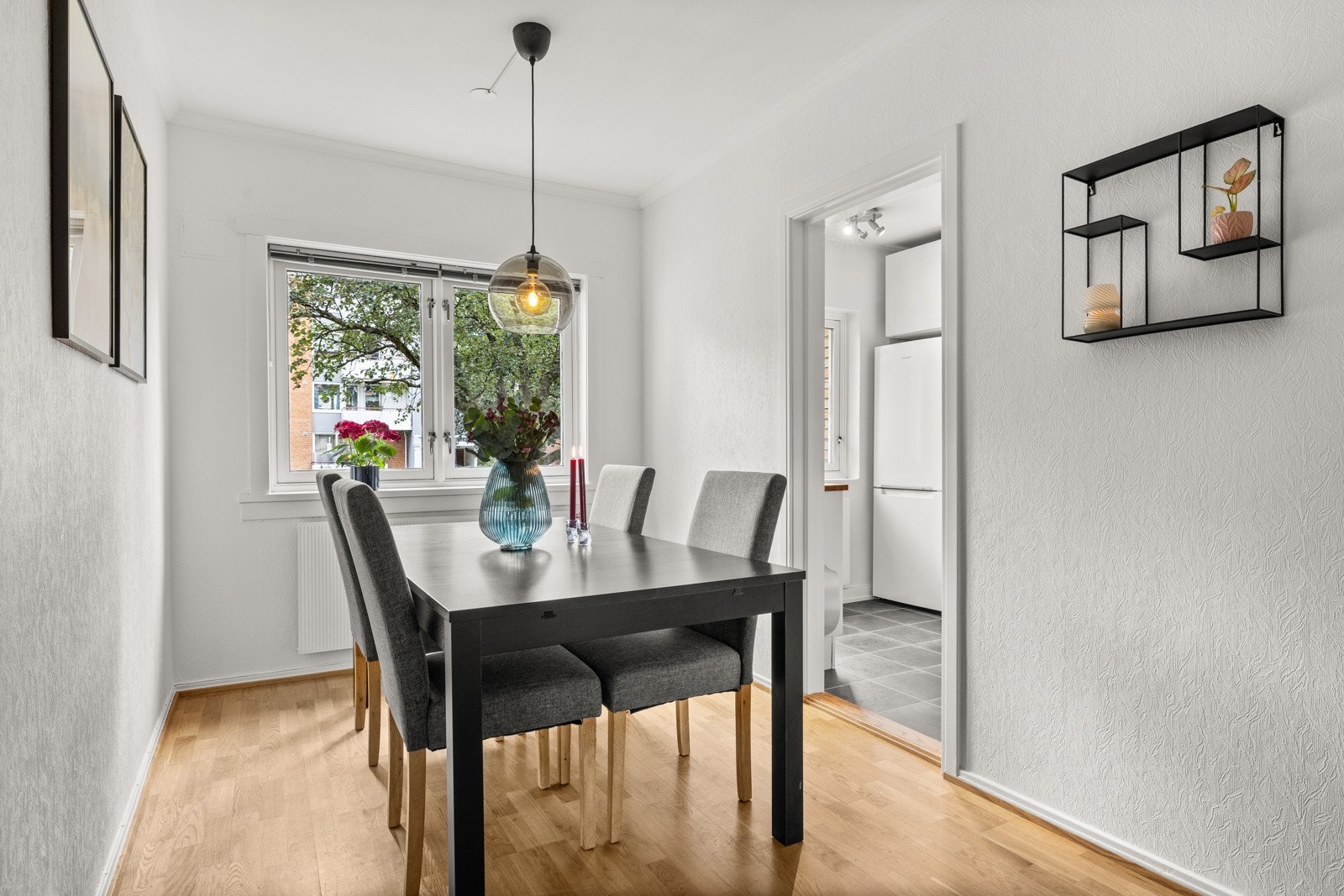 Mellom kjøkkenet og stue har leiligheten en praktisk forstue Galleribilde