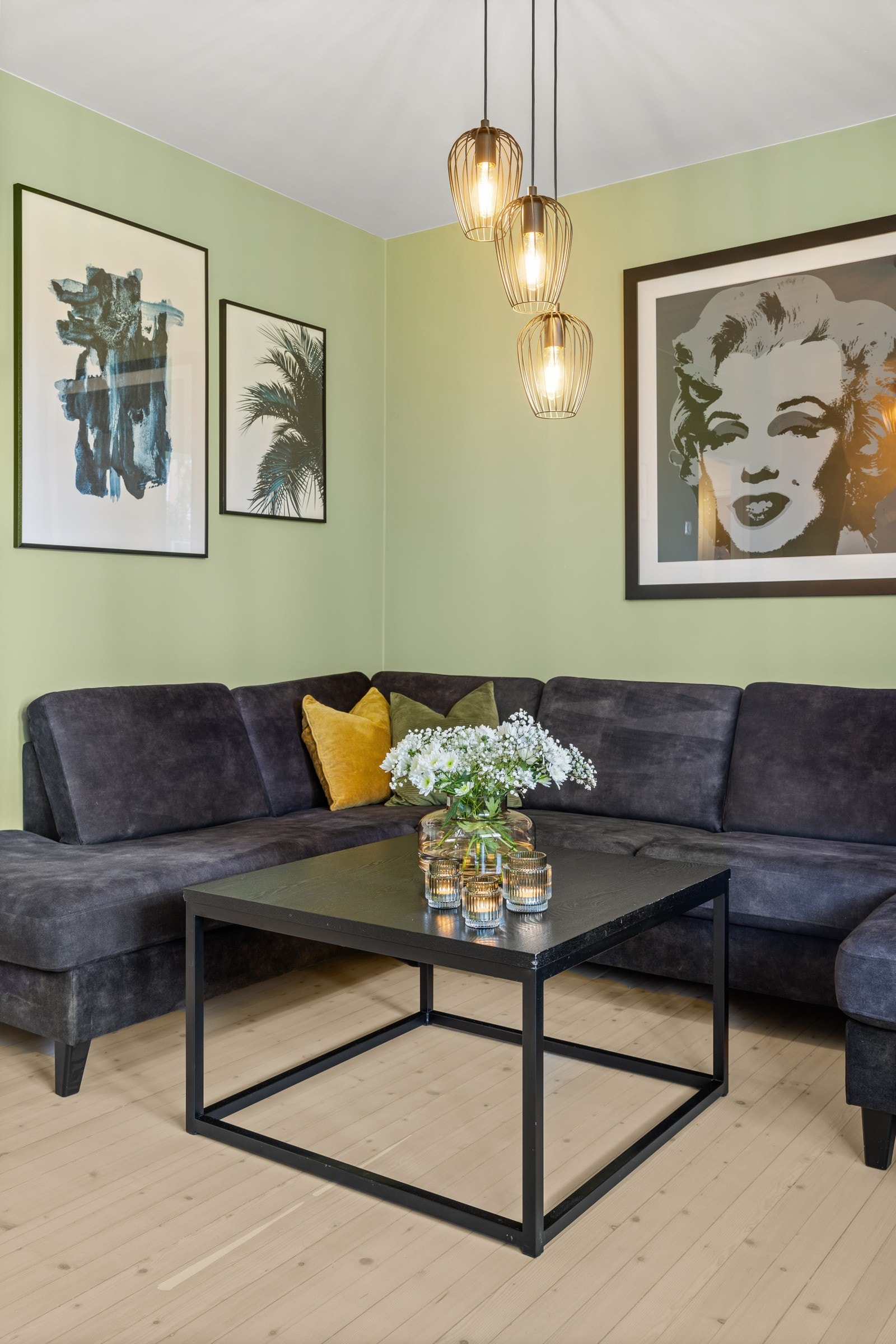 Veggflatene er holdt i moderne og friske farger Galleribilde