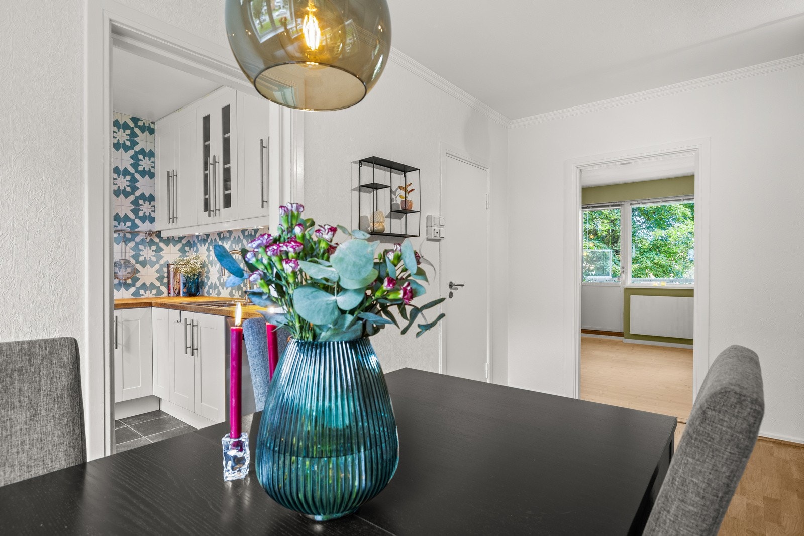 Her er det god plass til romslig spisebord, perfekt til å invitere venner og familie til hyggelige måltider Galleribilde