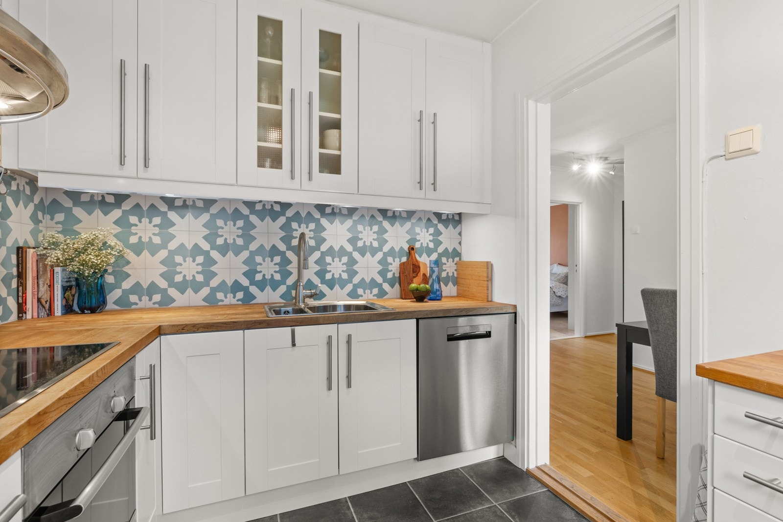 Kjøkkenet er utstyrt med integrerte hvitevarer, samt belysning og stikkontakt under overskapene Galleribilde