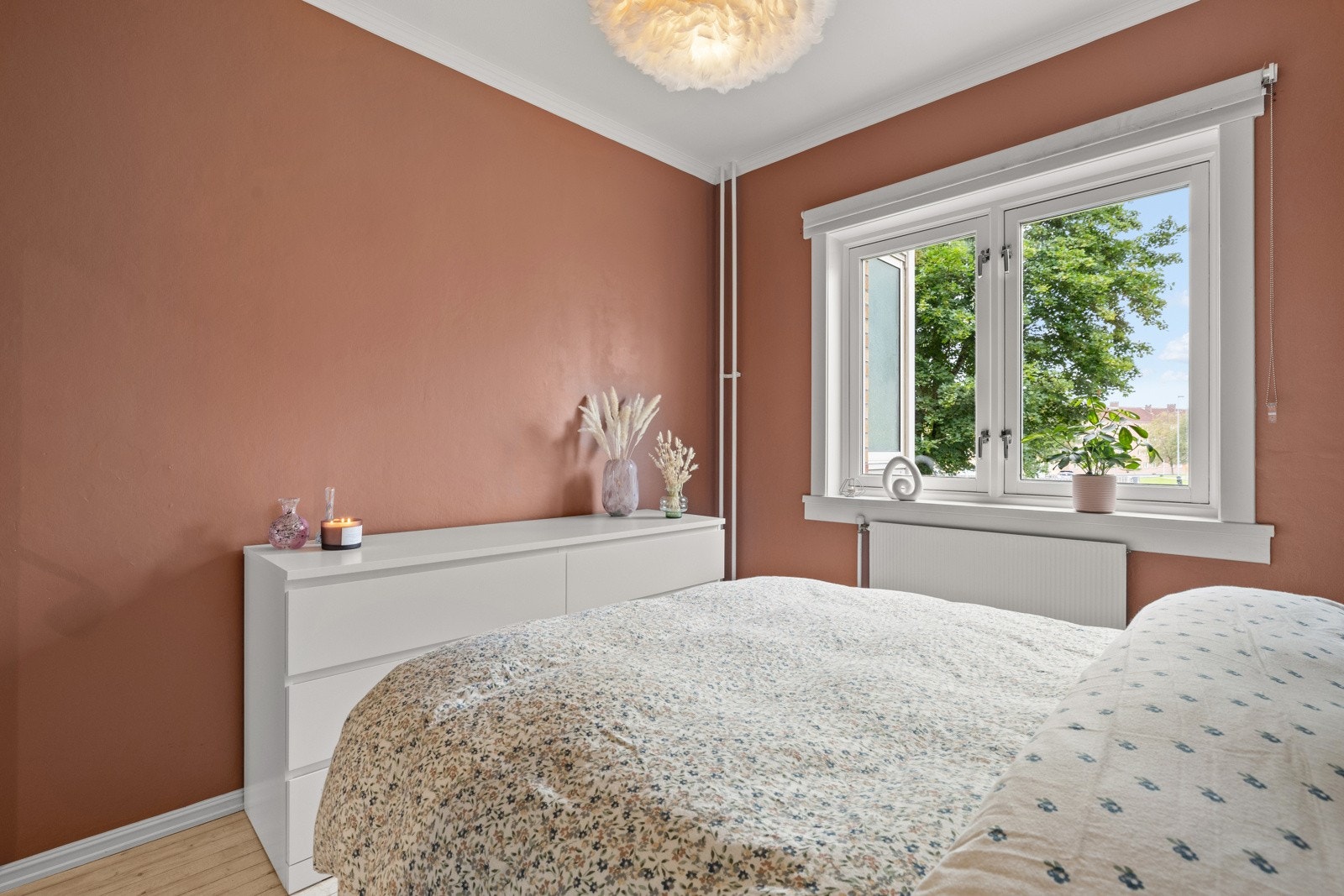 Soverommet er malt i moderne og lun farge, som gir en rolig og avslappende atmosfære Galleribilde