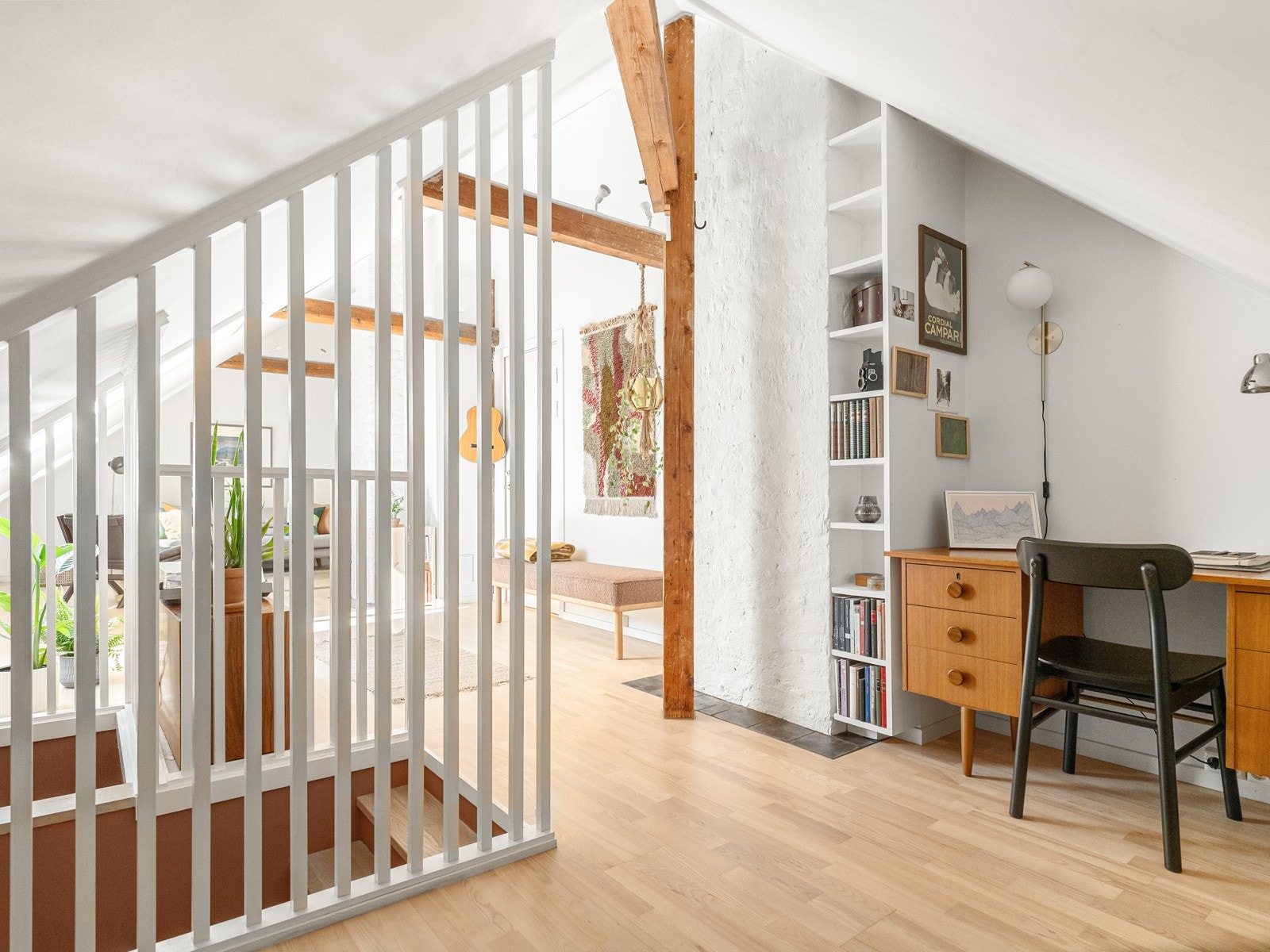 Den ene delen av loftstuen er mer tilbaketrukket, og er boligens kreative hjørne, som det brukes som i dag. Galleribilde