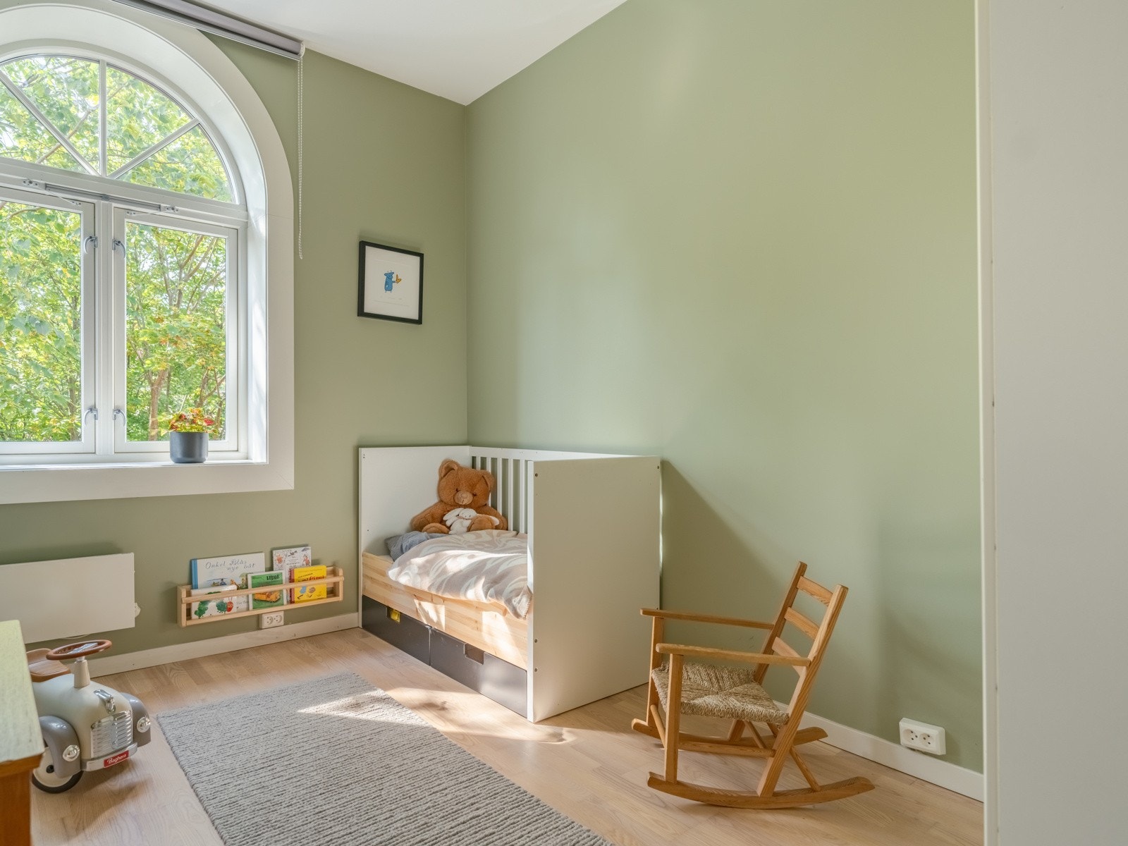 Dette er et vindu det er helt umulig å ikke bli forelsket i. Og så er vi så klart på minsten sitt rom. Galleribilde