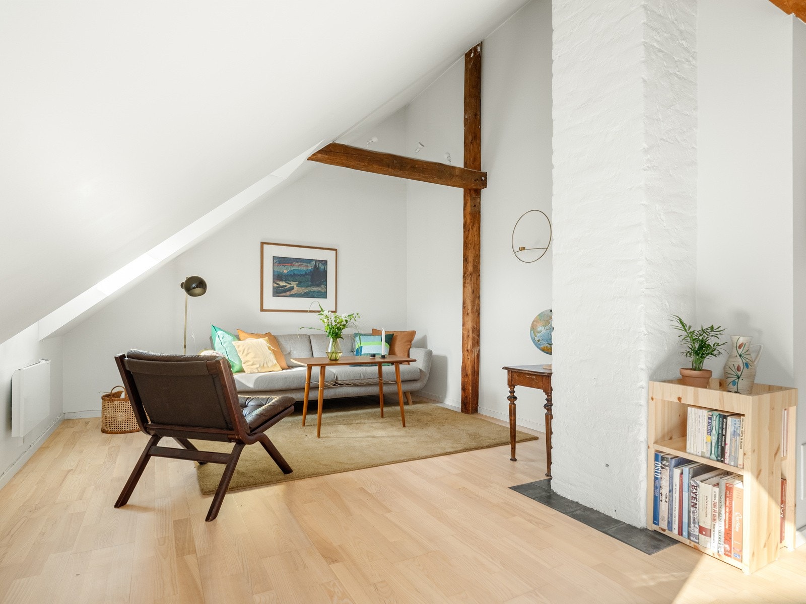Dette er det naturlige oppholdsstedet, og er selve hjertet i leiligheten. Galleribilde
