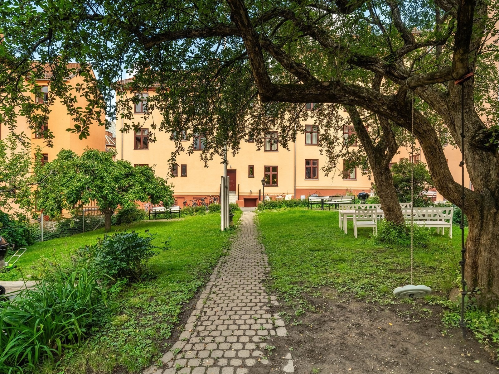 Det er godt med sykkelparkering på de asfalterte internveiene. Galleribilde