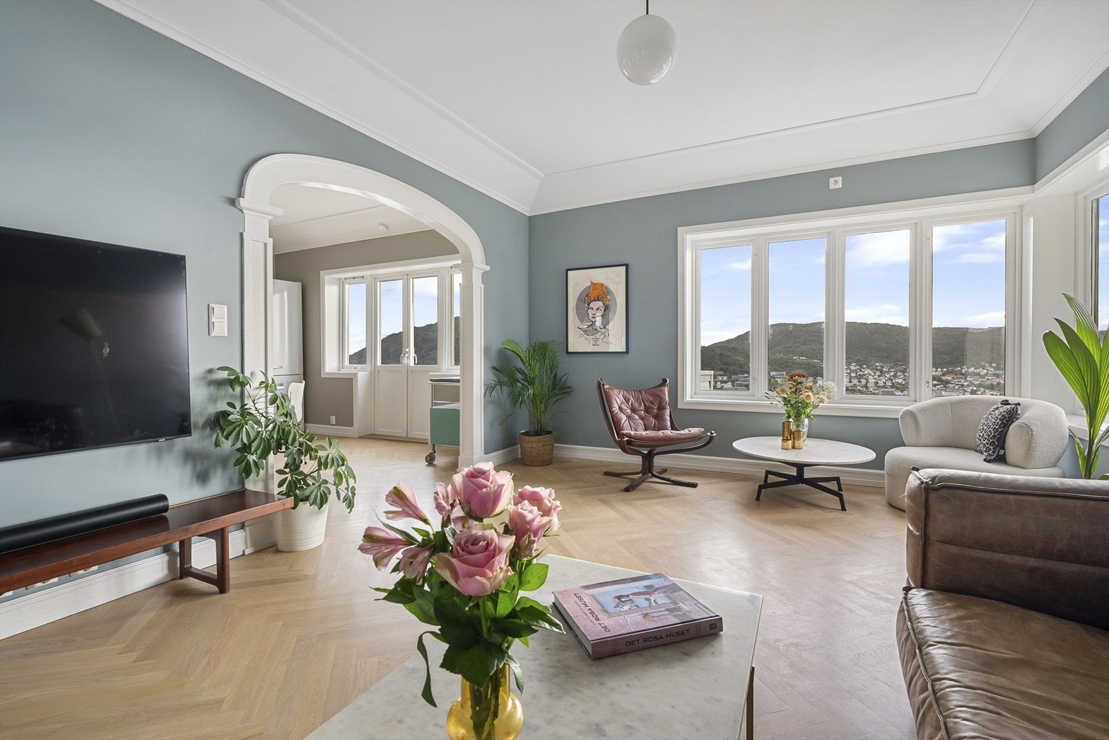 Leiligheten ble renovert i 2020-22 og innehar moderne kvaliteter i en klassisk, tidløs stil. Flere originale detaljer er beholdt. Galleribilde