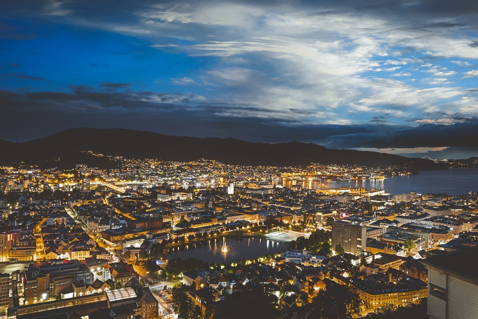 Stor, innholdsrik og lekker 4-roms leilighet med unik beliggenhet! Galleribilde