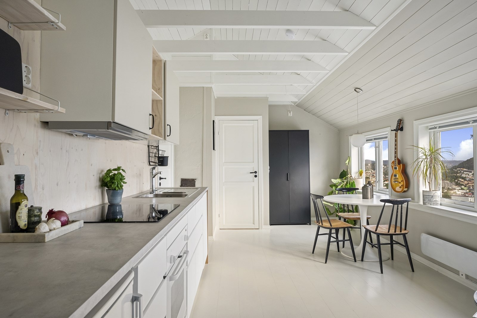 Oppholdsrommet har god takhøyde med synlige bjelker og et helt fantastisk lysinnslipp. Galleribilde