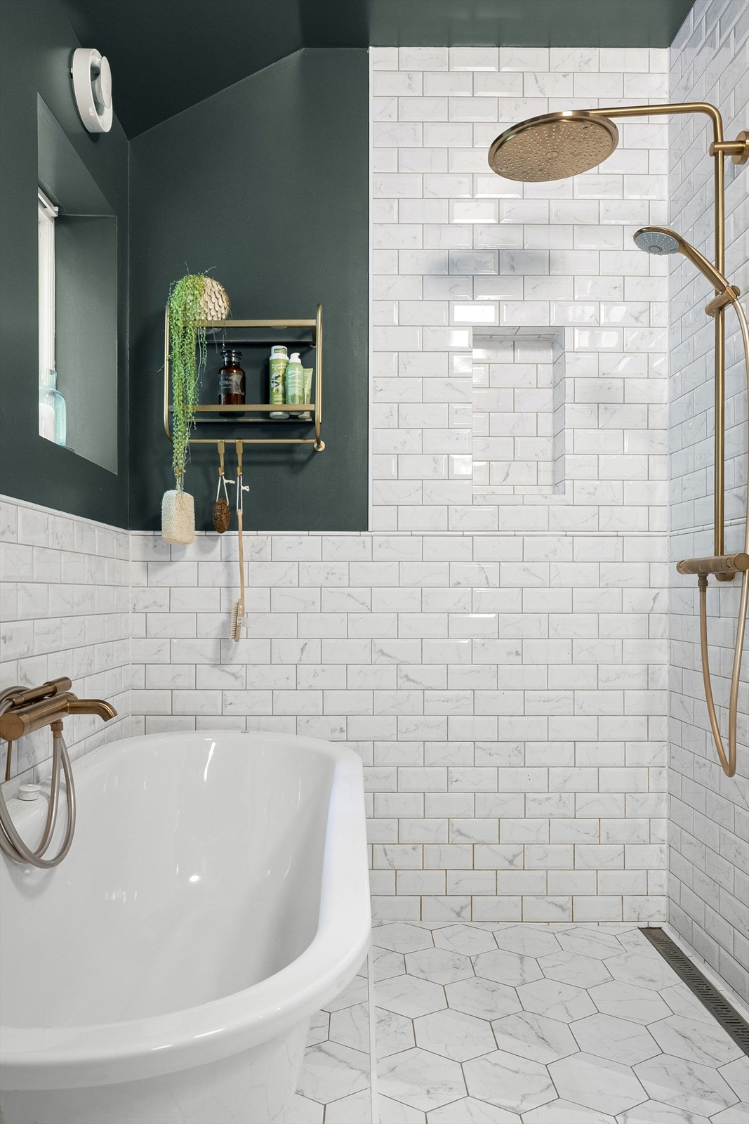 Badet er utstyrt med vegghengt toalett, baderomsinnredning, romslig dusjsone med "regndusj" og badekar, samt opplegg for vaskemaskin. Galleribilde
