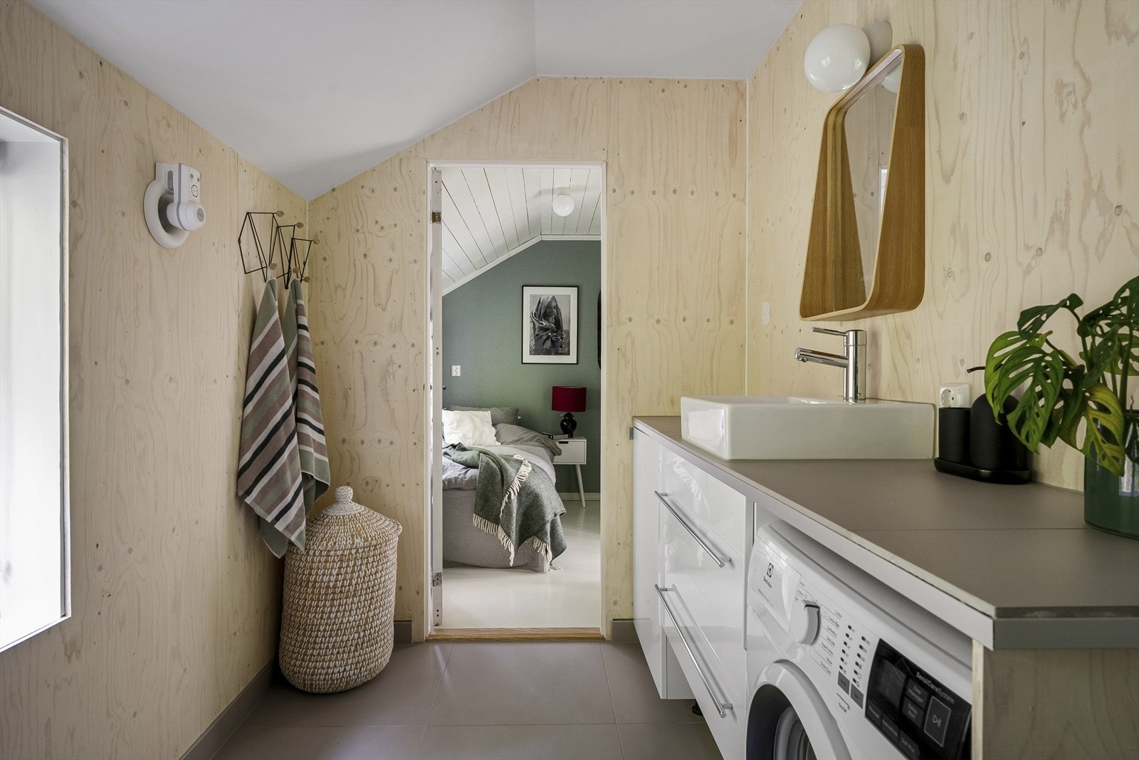Det er utstyrt med vegghengt toalett, dusjnisje, baderomsinnredning med servant og opplegg for vaskemaskin. Galleribilde