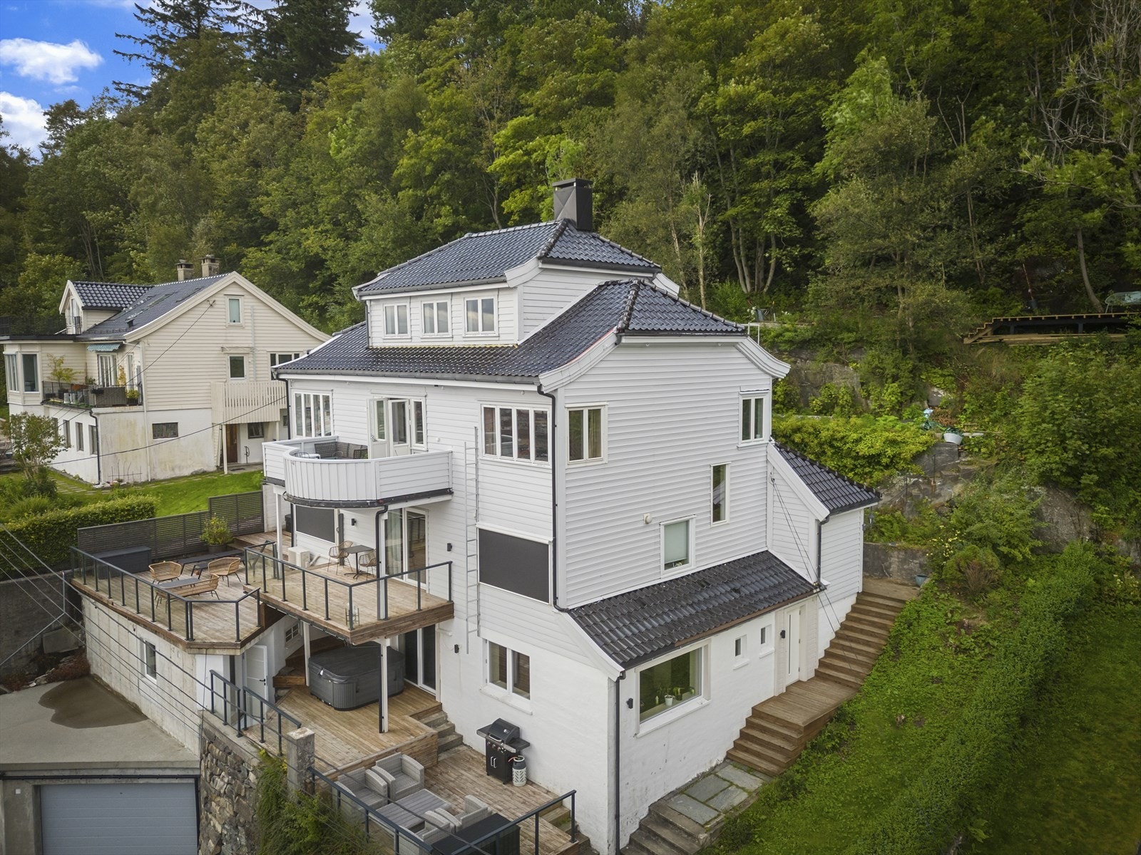 Sameiet består av i alt tre seksjoner som hver har enerett til bruk av hvert sitt uteområde. Galleribilde