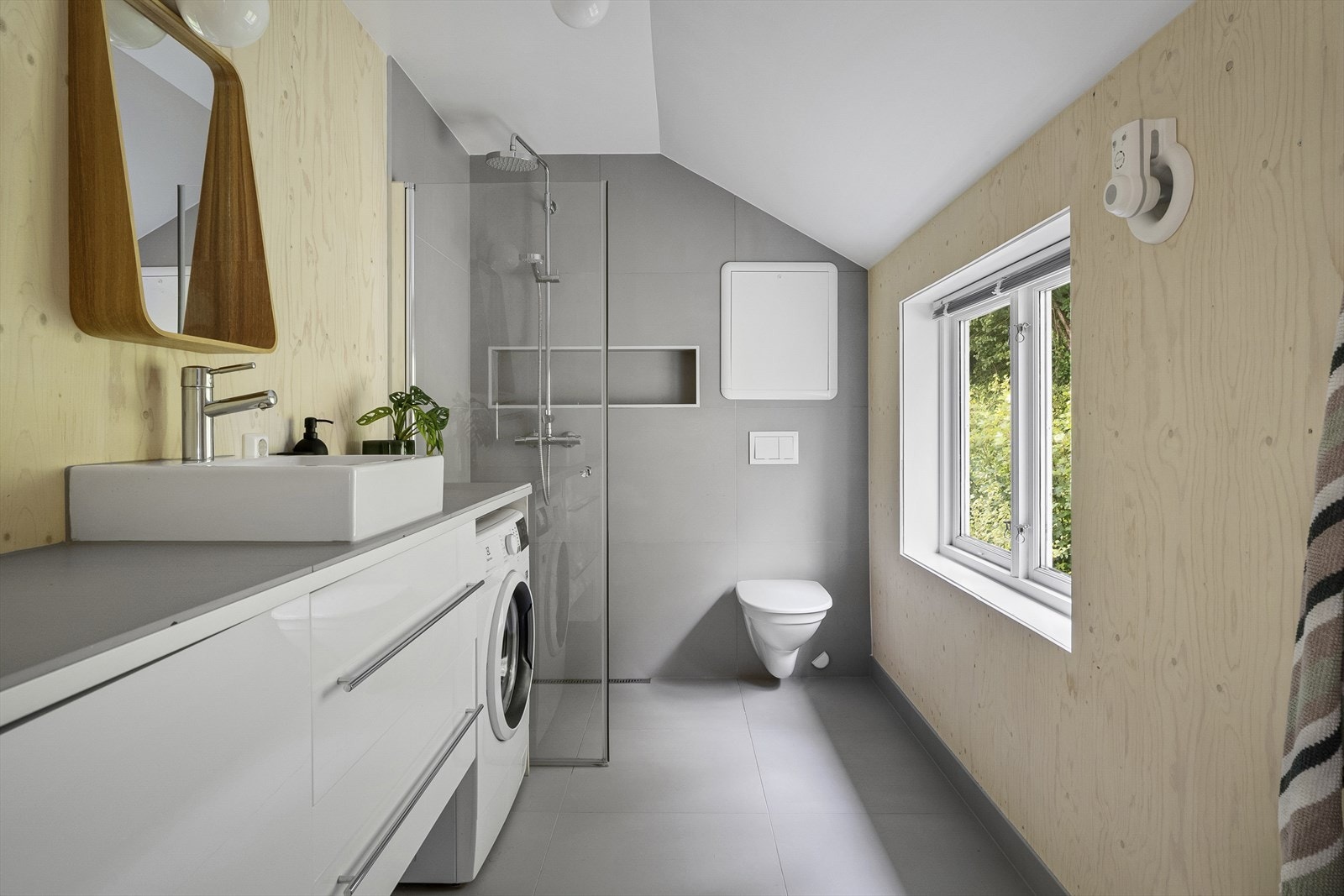 Badet fra 2020 er delikat innredet med flislagt gulv og vegger kledd med fliser og finérplater. Galleribilde