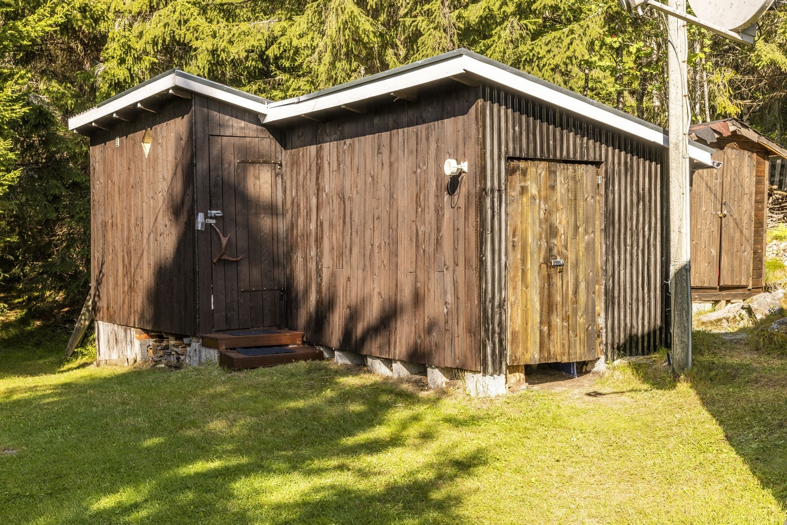 Frittstående uthus med utedo, bod og lagringsrom med hyttedusj. Galleribilde